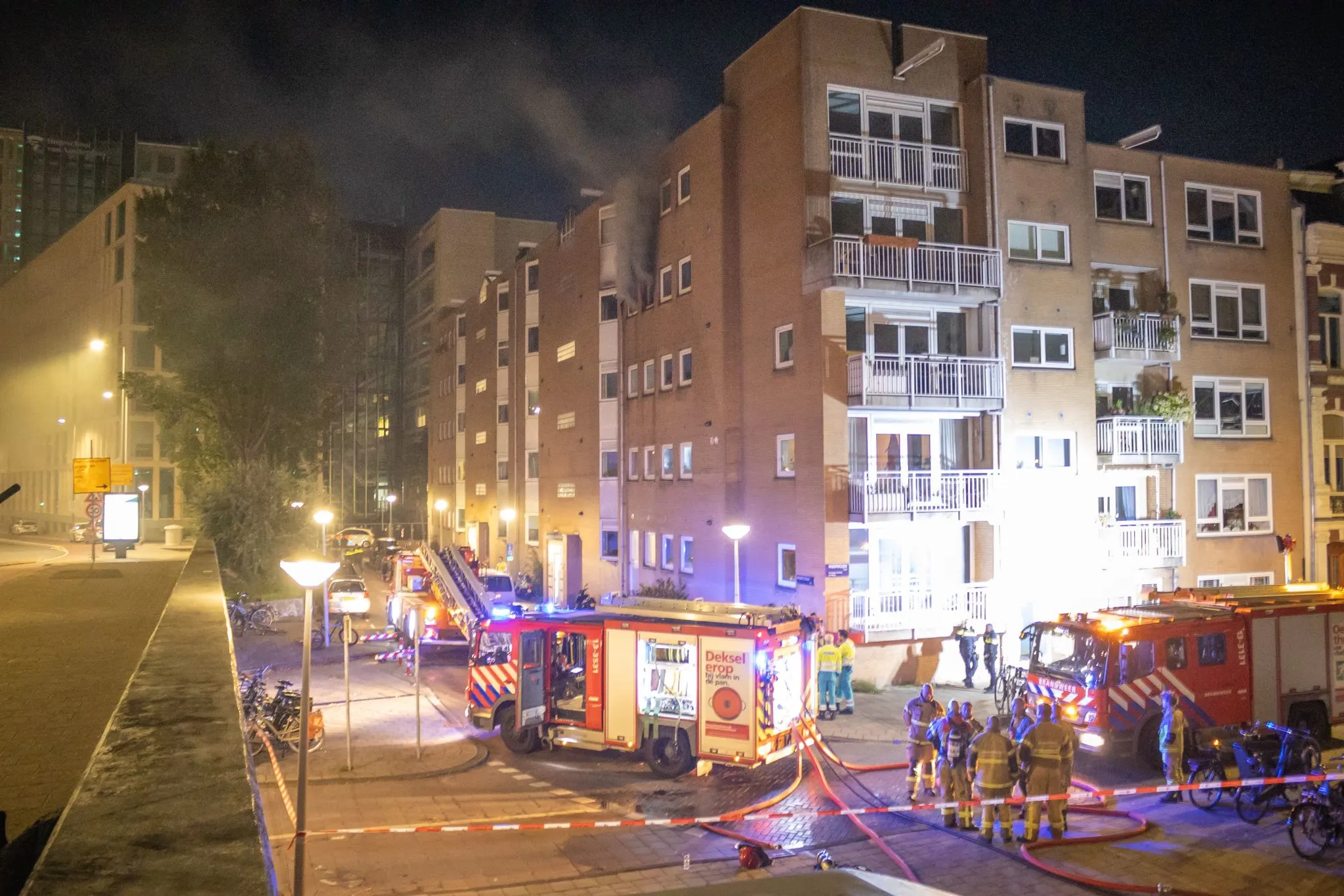 Dode bij woningbrand in Amsterdam, omwonenden geëvacueerd