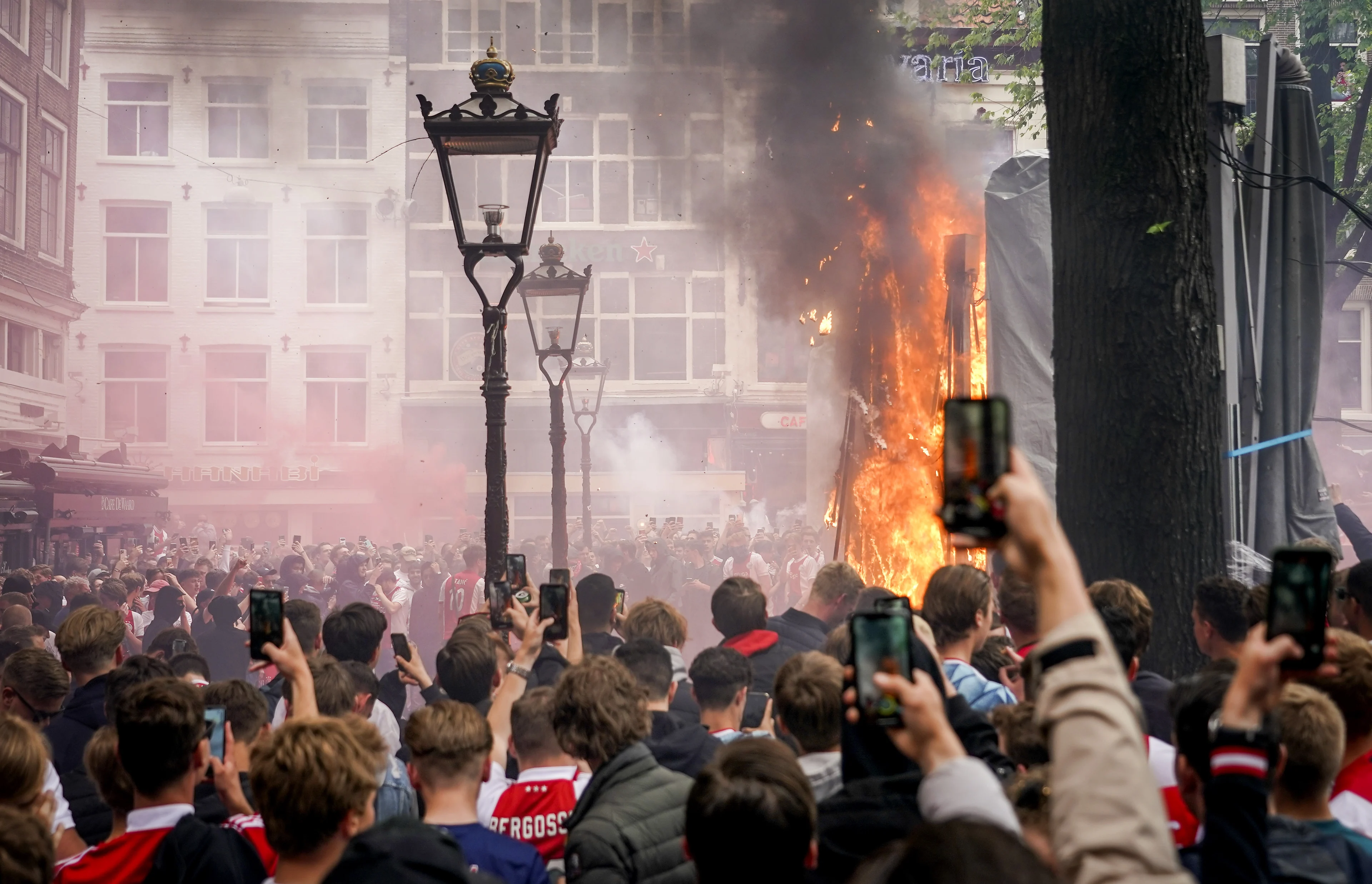 Honderden Ajax-aanhangers op het Leidseplein; eerste brandjes zijn al gesticht