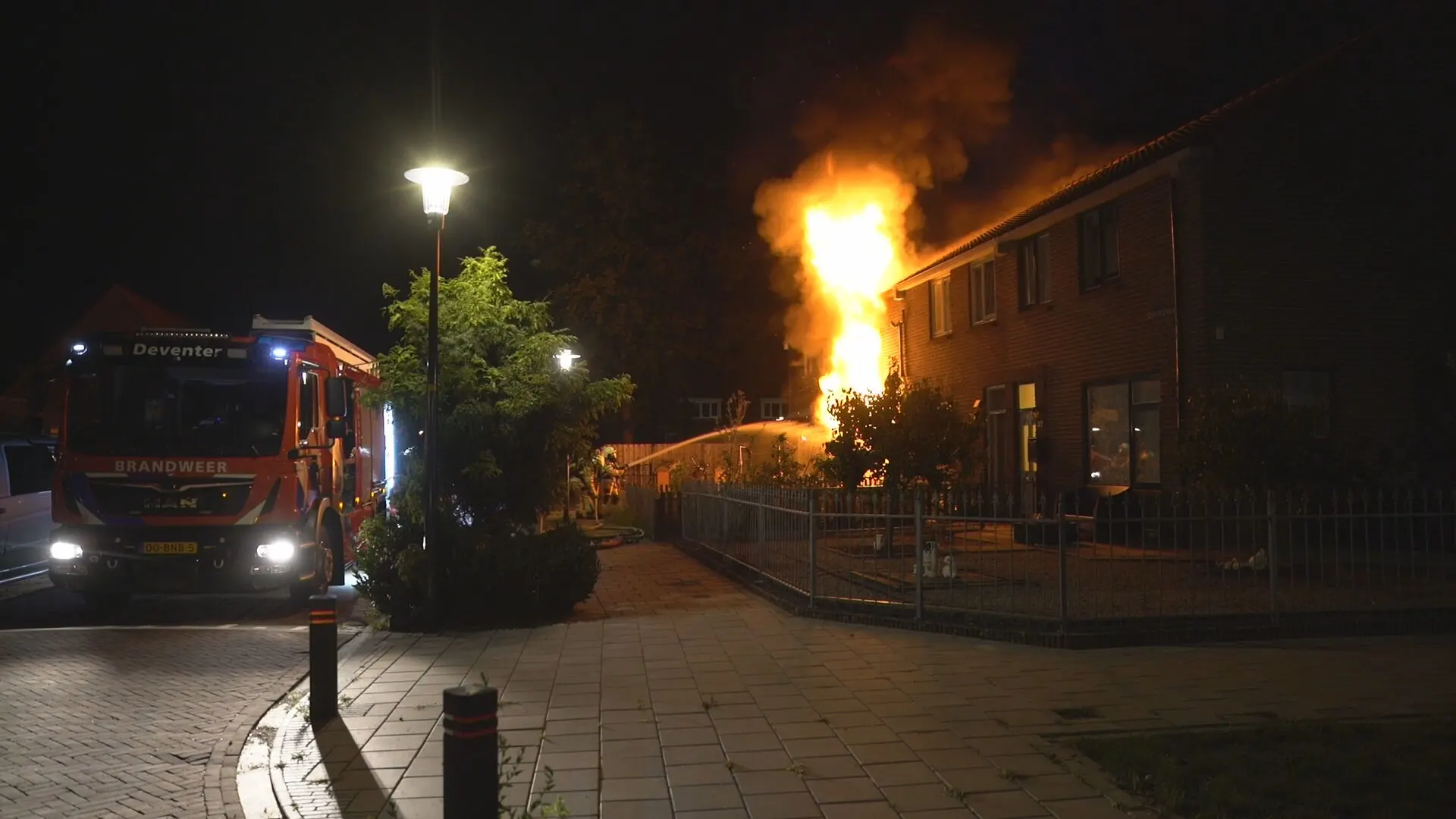 Grote uitslaande brand maakt woningblok Deventer onbewoonbaar, meerdere huisdieren gered