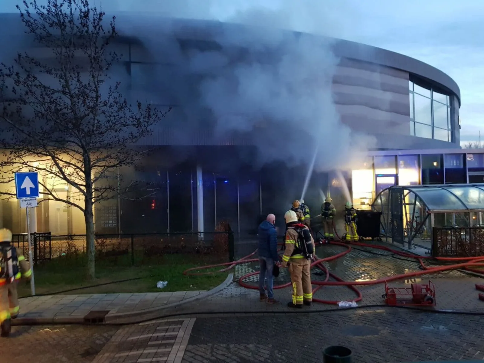 Grote brand in praktijkschool in Doetinchem onder controle, brandweer bezig met nablussen 