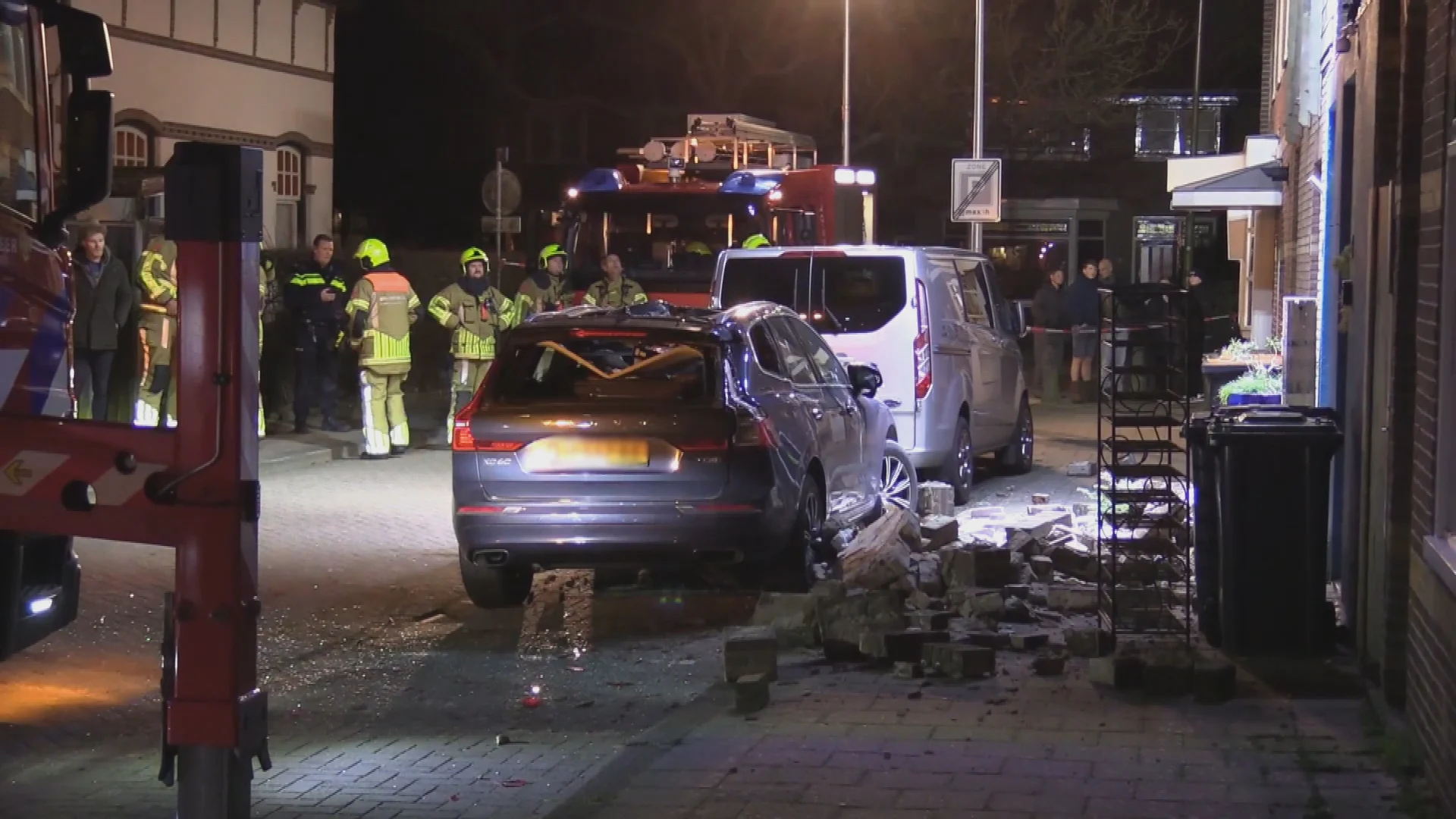 Gevel waait los in Den Burg en belandt deels op geparkeerde auto