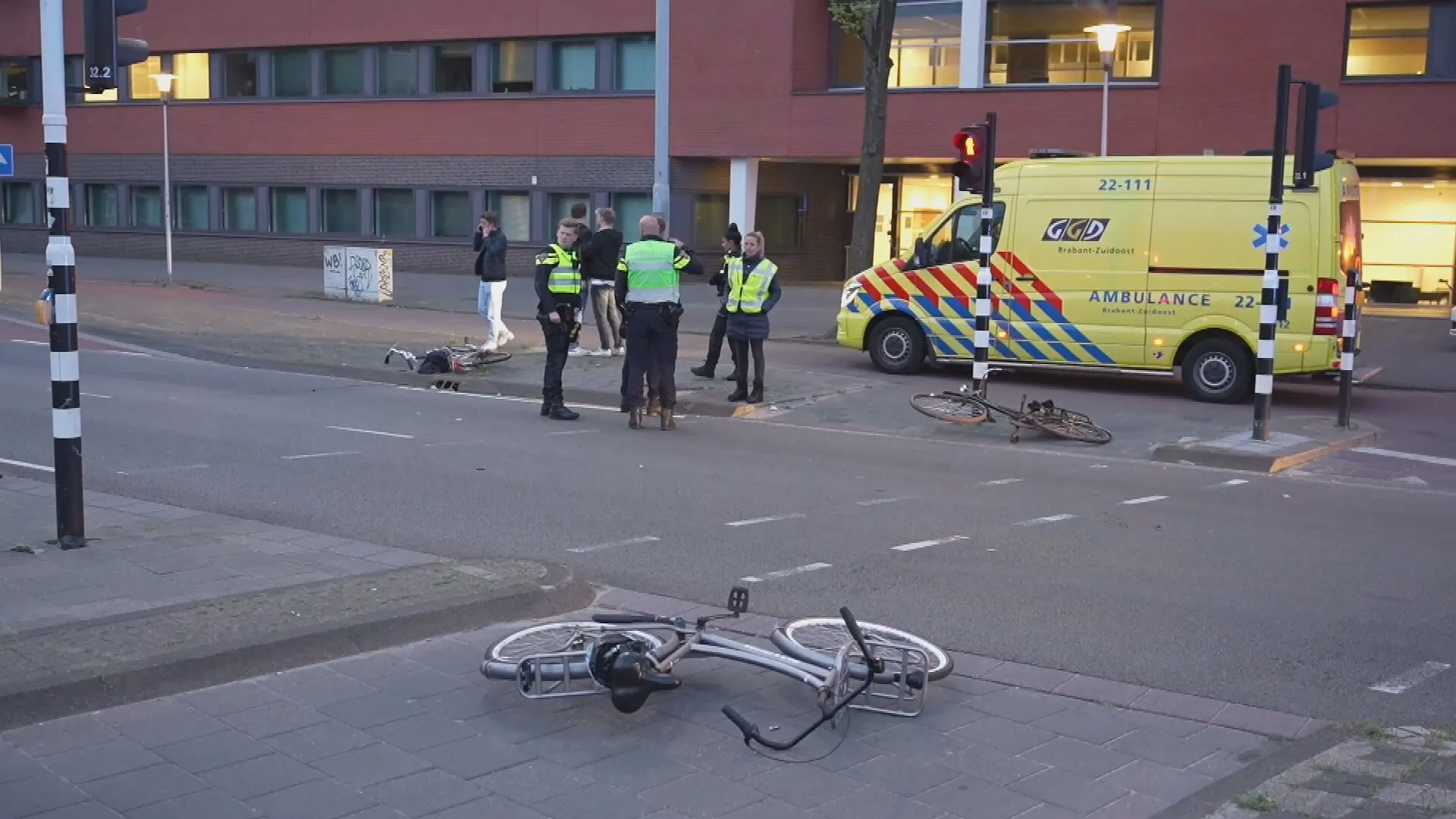 Automobilist rijdt drie fietsers aan in Eindhoven en gaat er daarna vandoor
