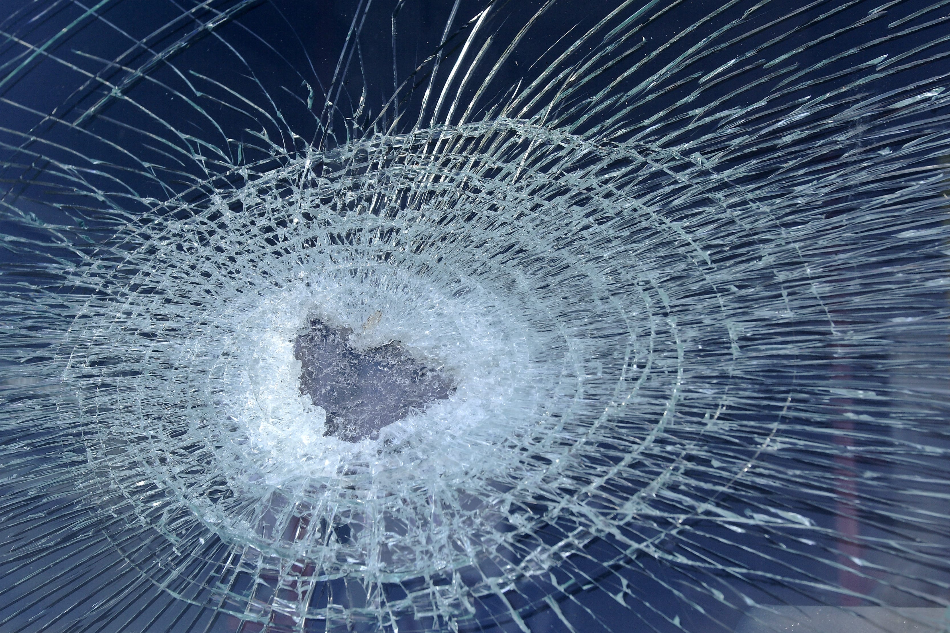 Tieners gooien vanaf viaduct bij Nuenen steen op auto Kevin: 'Ik vind dit poging tot doodslag' 