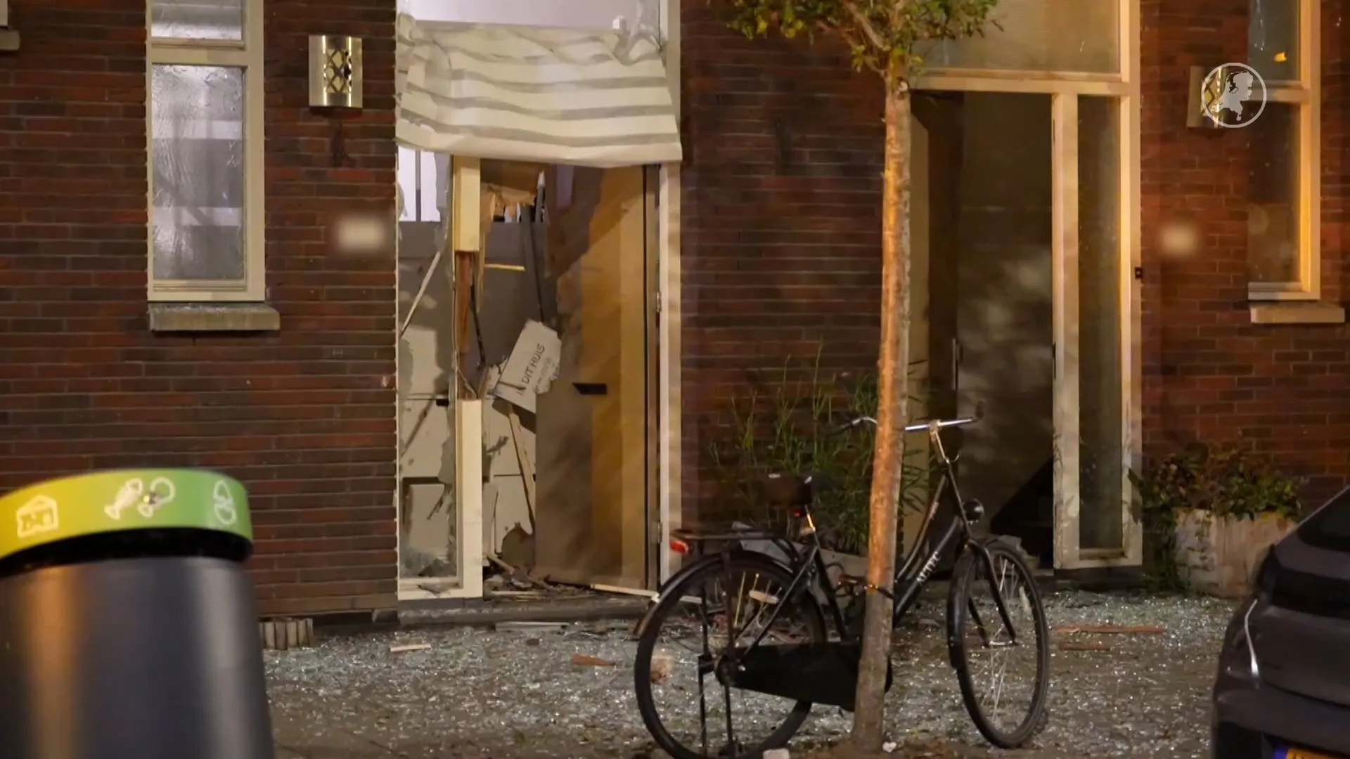 Grote explosie blaast voordeur uit woning in Rotterdam