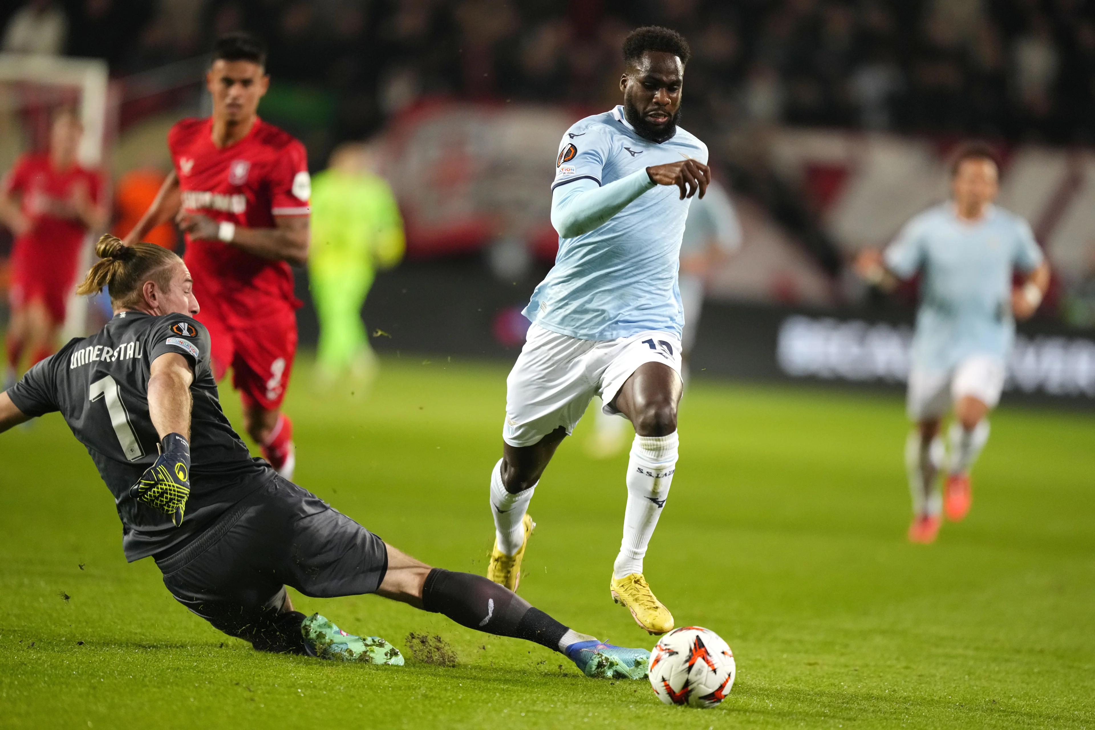 FC Twente verliest met 10 man van Lazio, AZ strijdend ten onder tegen Tottenham