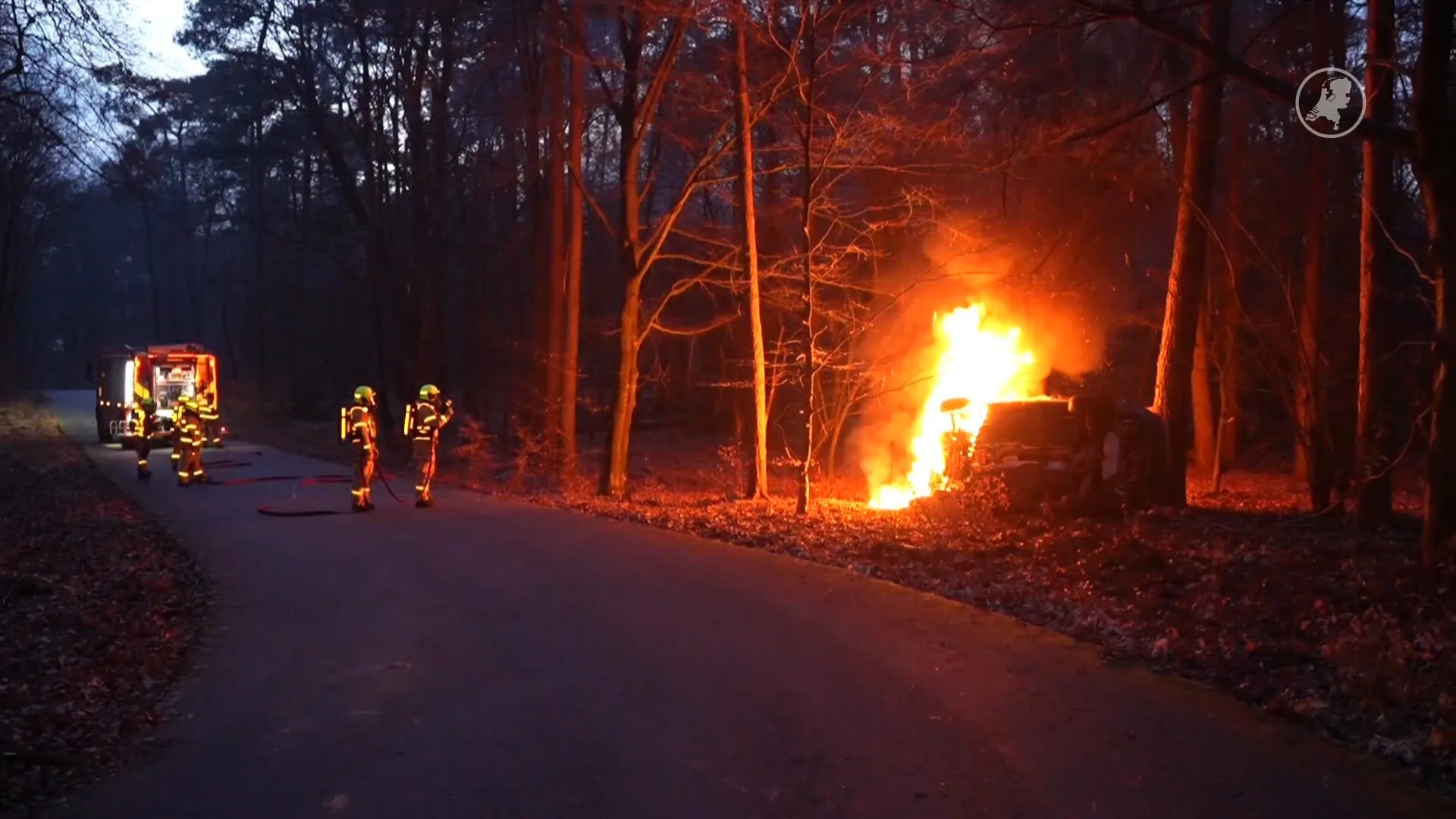 Autobrand vlakbij natuurgebied, bestuurder verliest macht over stuur