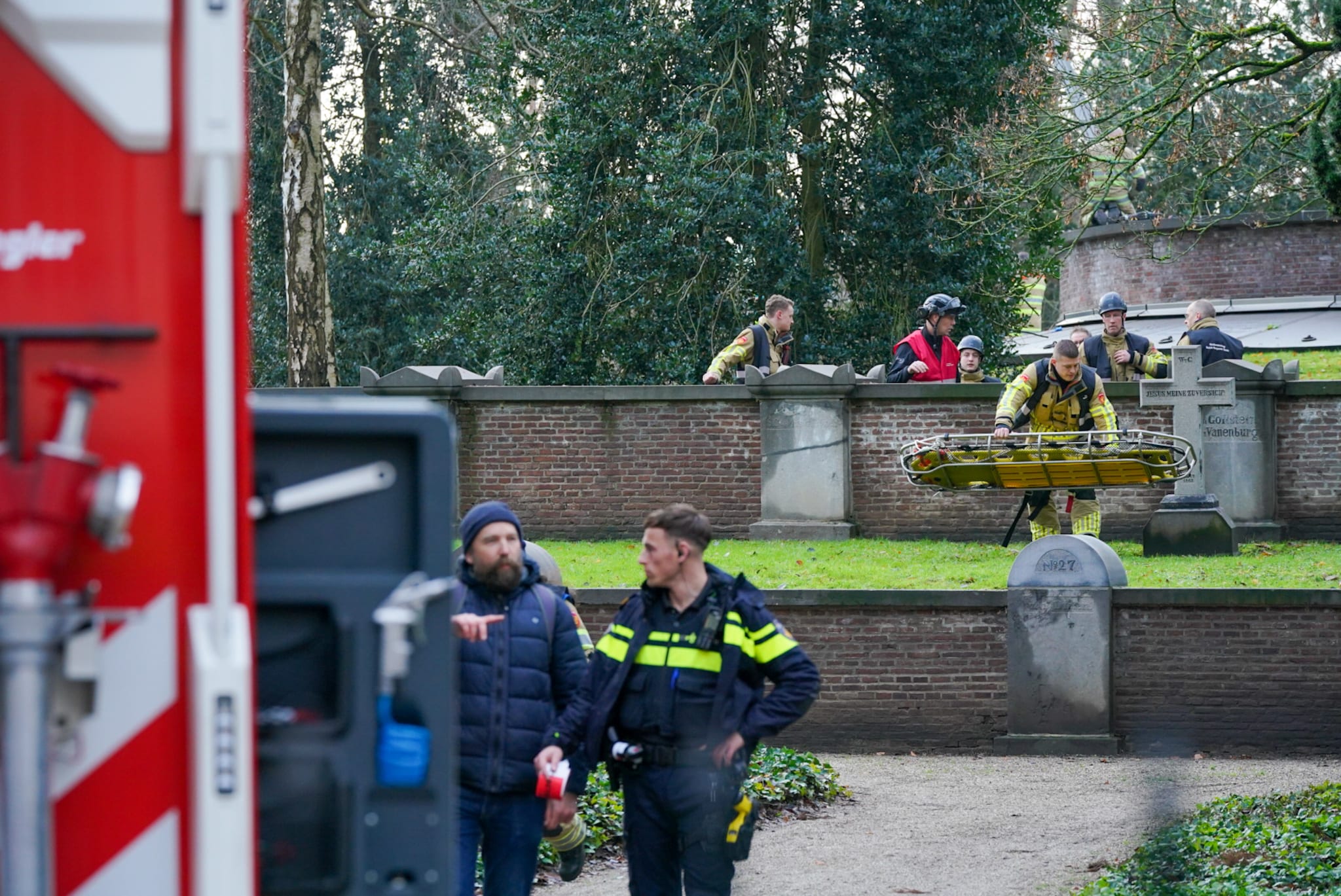 Vrouw valt in diepe put op Utrechtse begraafplaats, bevrijdingsactie door brandweer