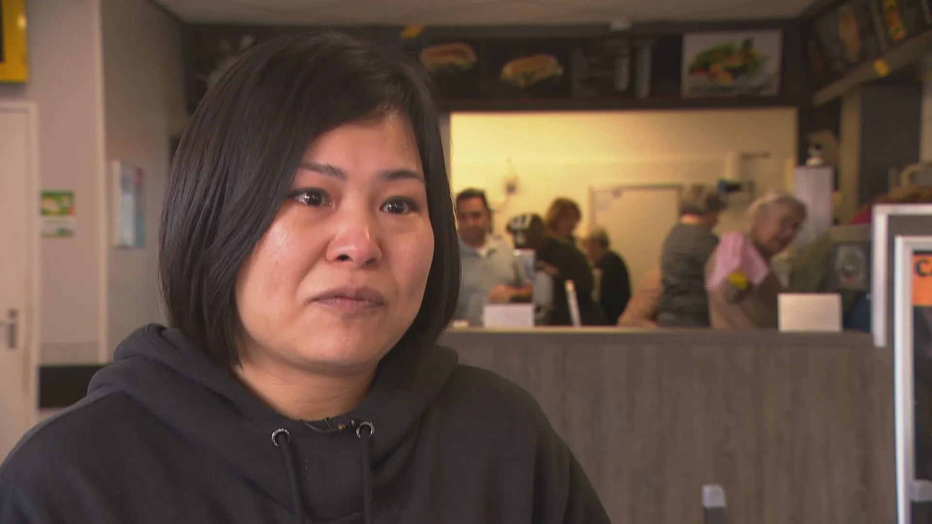 Weduwe doodgestoken Wei Chen opent snackbar weer: 'Om onze kinderen een goed leven te bieden'