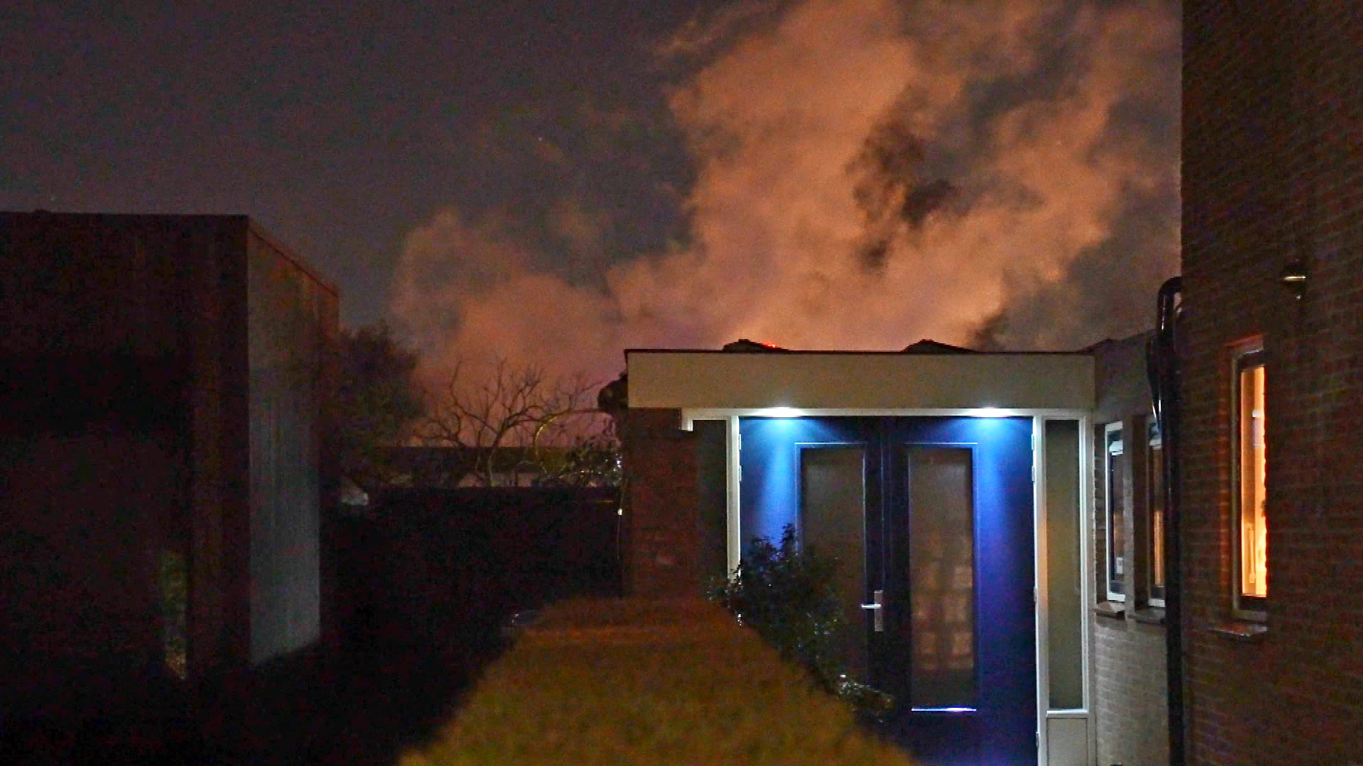 Tuinhuis vat vlam in Den Bosch, 'eigenaar wilde met kaars planten warm houden'