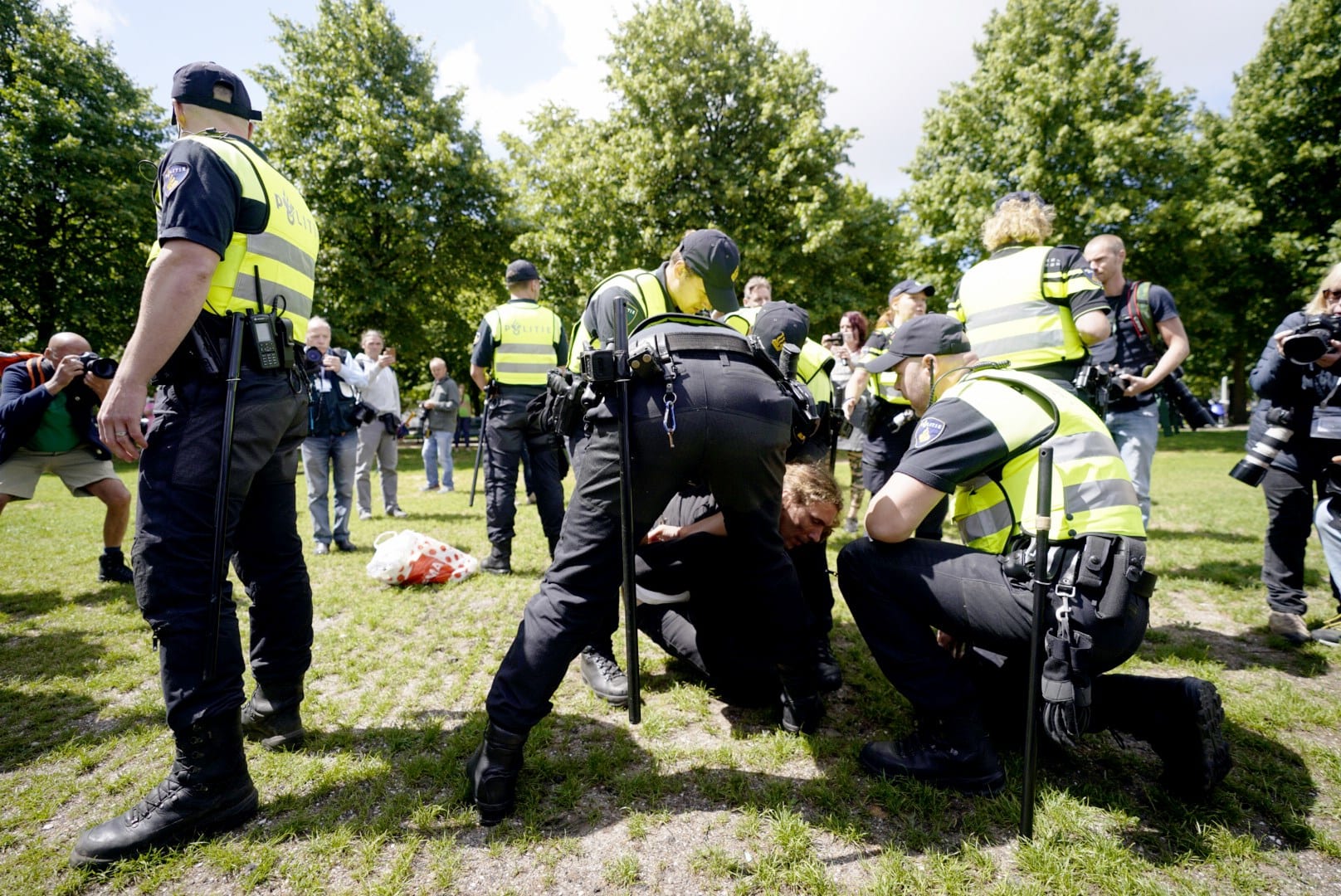 Politie maakt Malieveld leeg, oprichter Viruswaanzin 'versiert' Paleis van Justitie met bananen