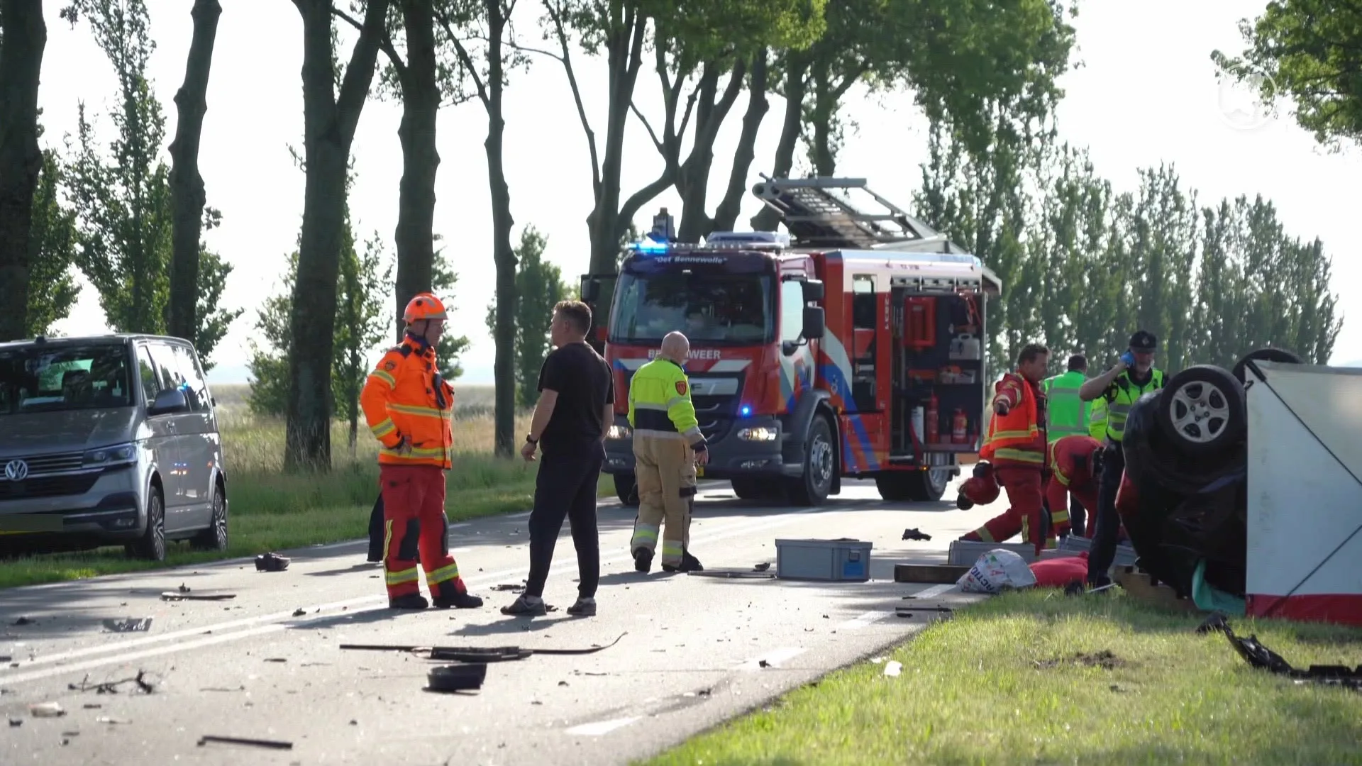 Automobilist zwaargewond na aanrijding met vrachtwagen in Blijham 