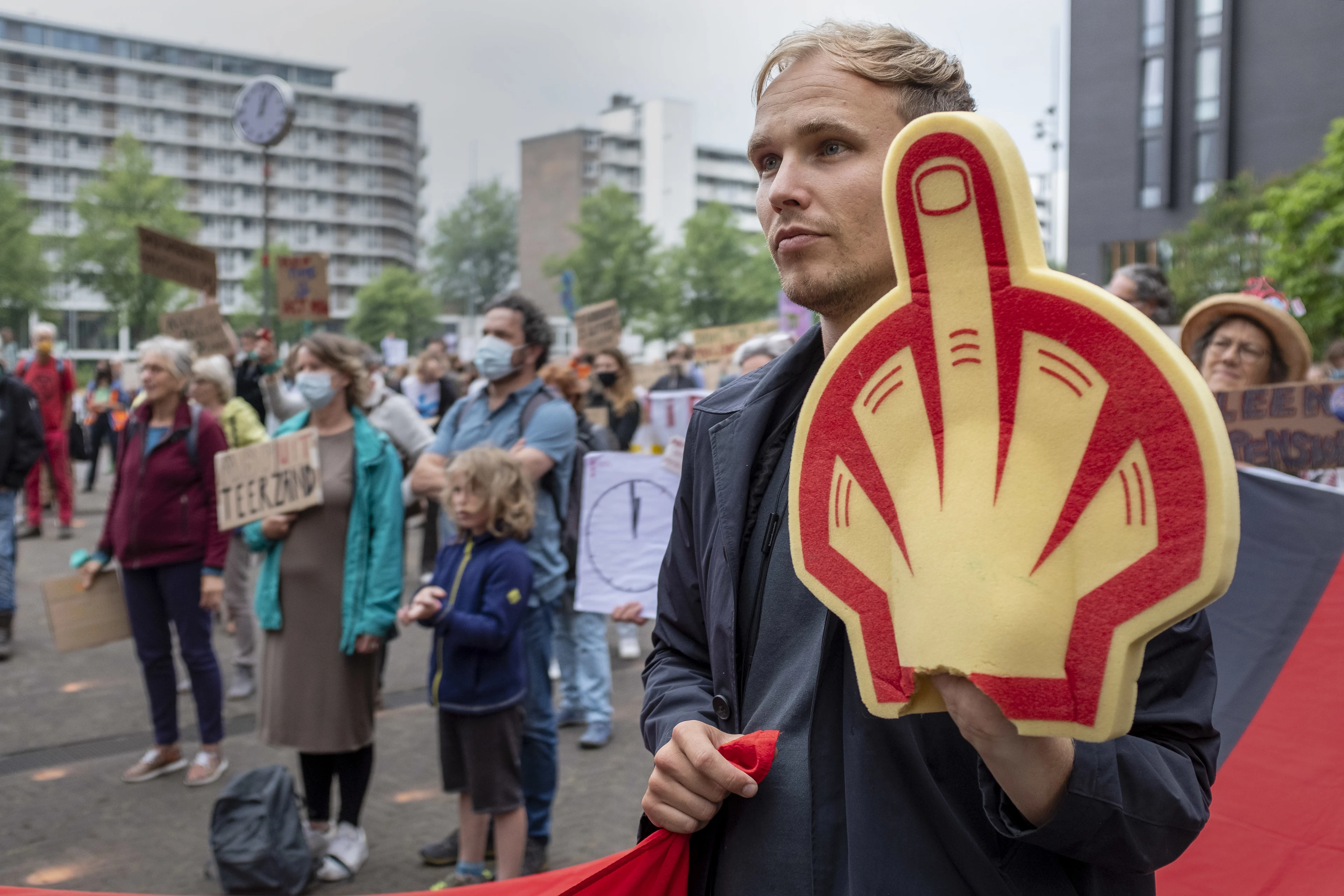 Klimaatactivisten lijmen zich vast aan wegdek op A12 bij Tweede Kamer