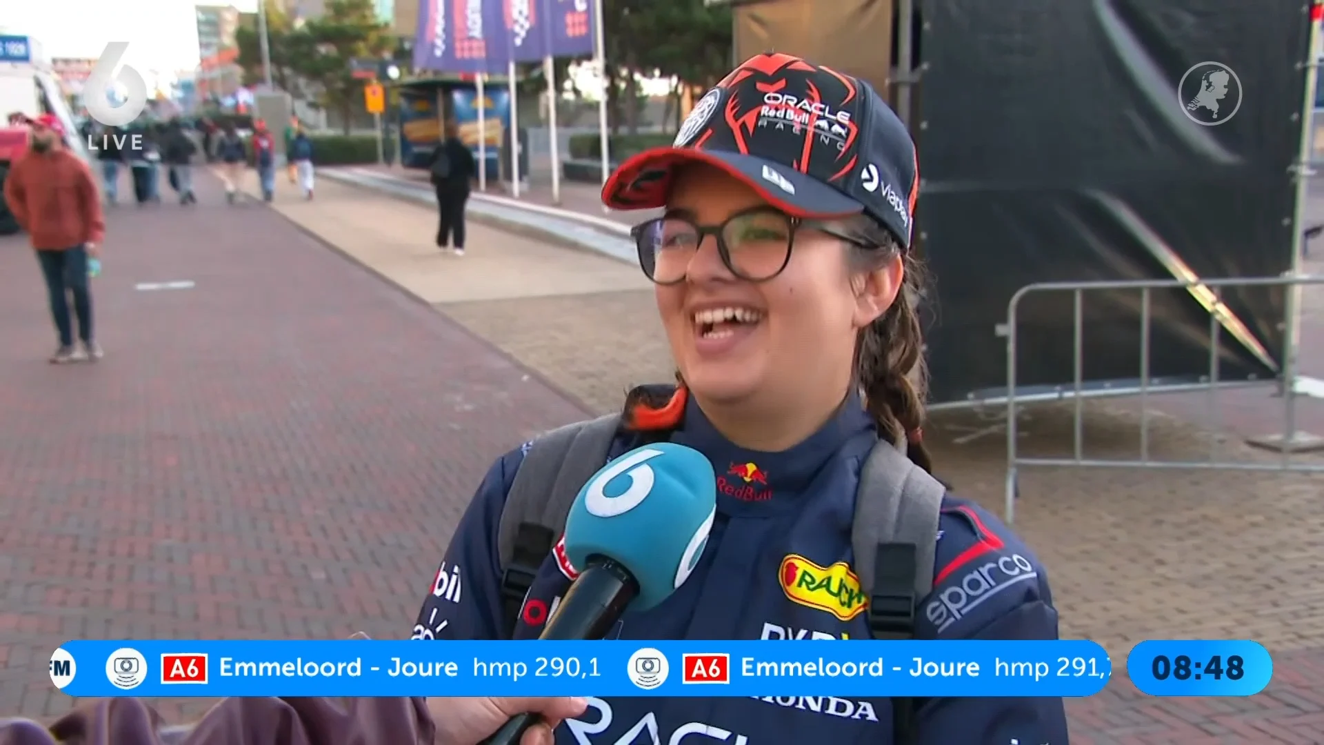 Oranje vlaggen en feestmuziek kleuren weg richting circuit Zandvoort