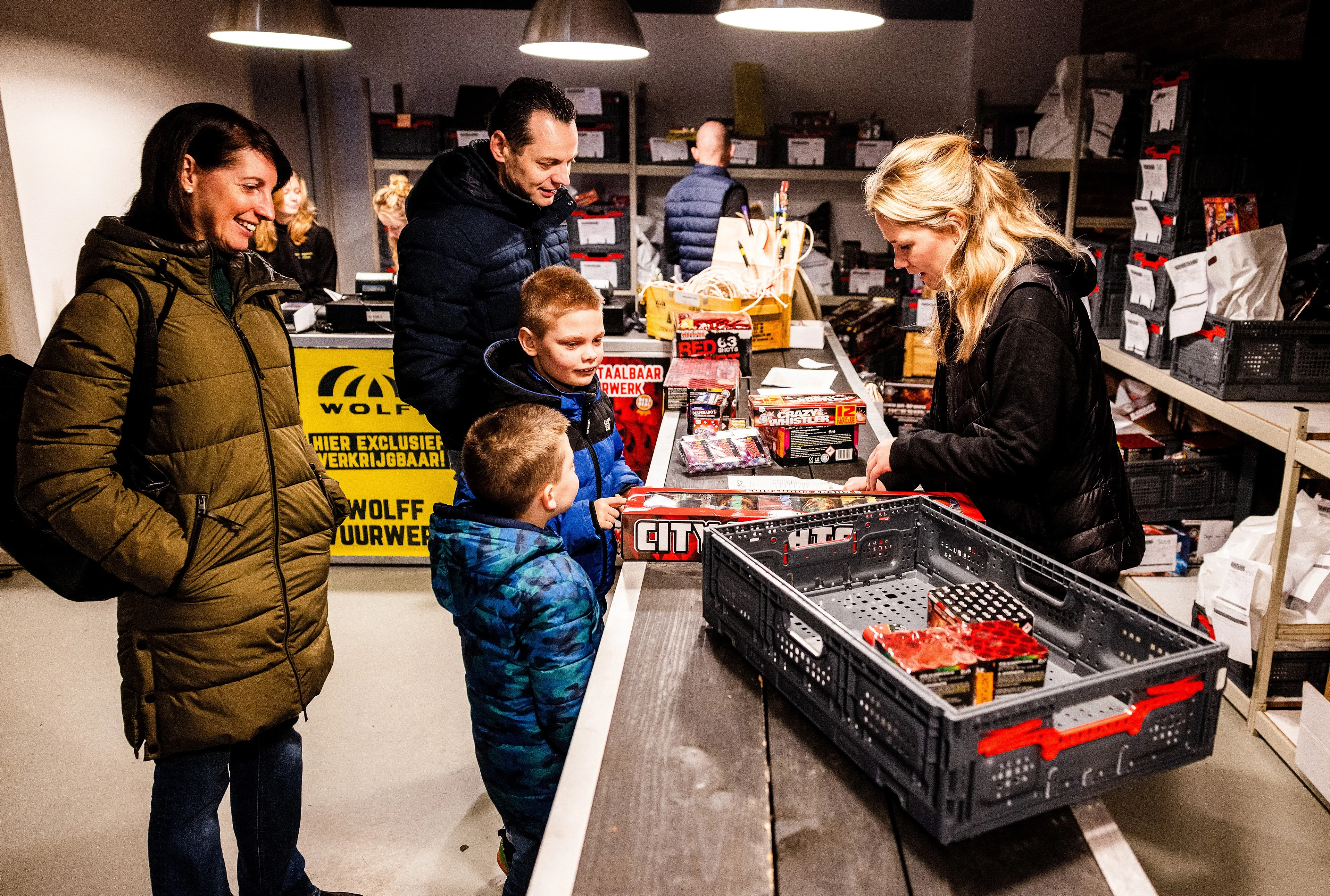 Nog één keer knallen voor het verbod ingaat: topdrukte bij vuurwerkwinkels