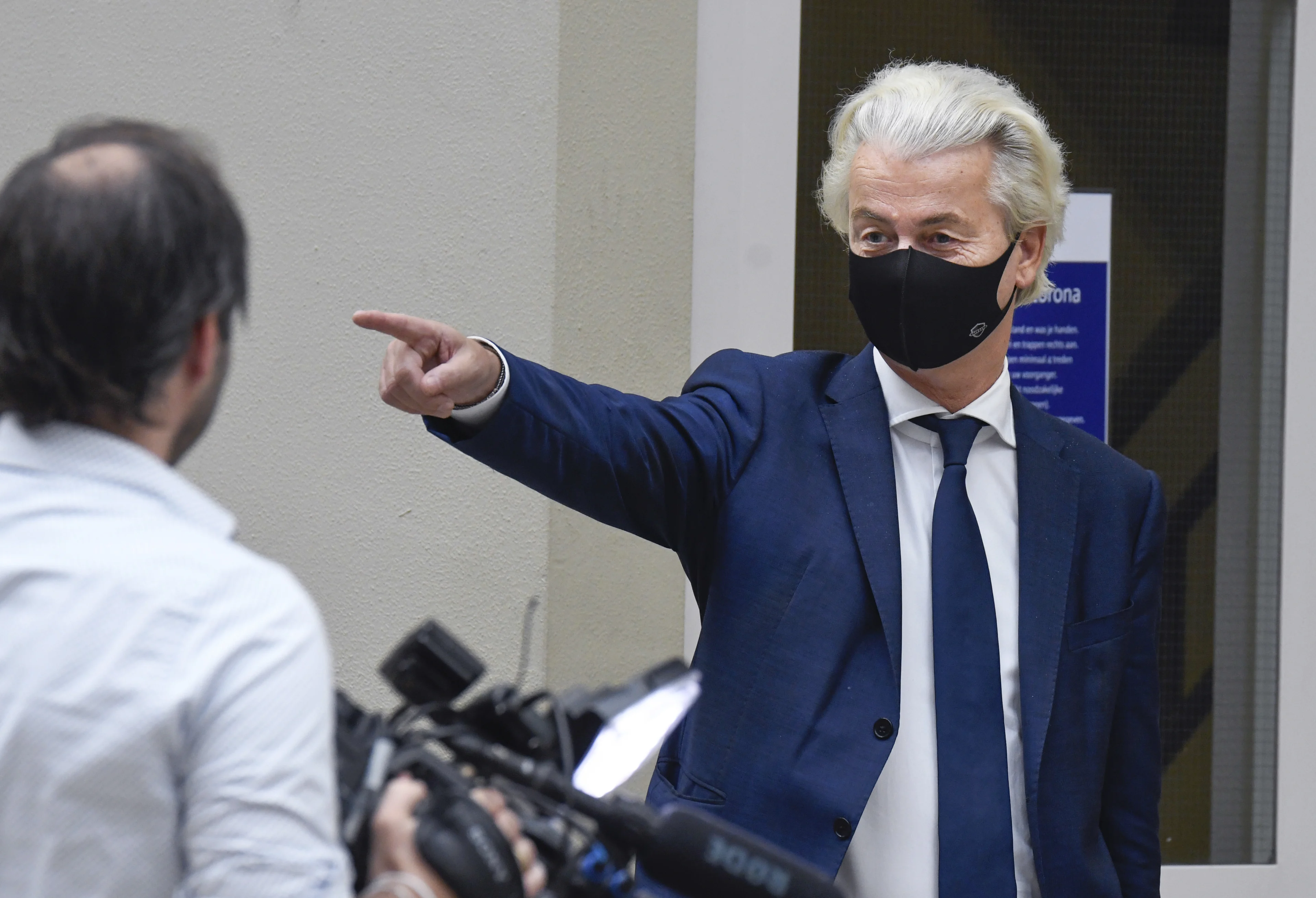 Politici ruziën op Twitter over de rug van doodzieke coronapatiënten: 'Sukkel'