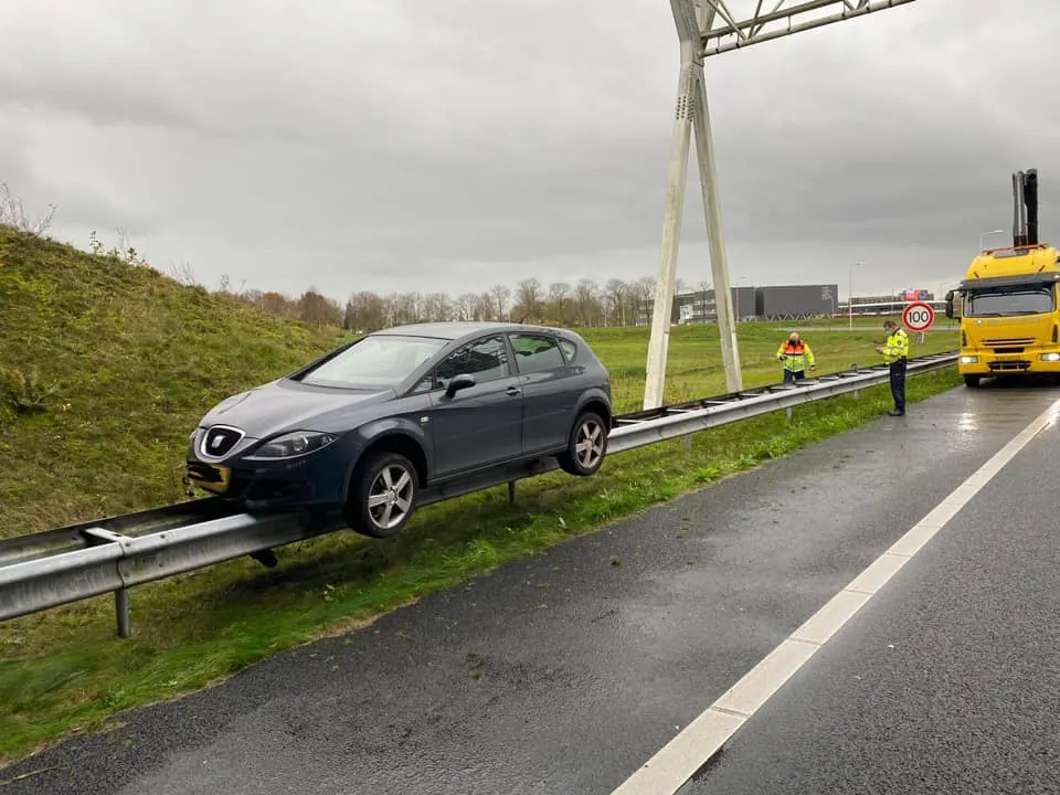 Automobilist parkeert auto keurig op de vangrail langs A7