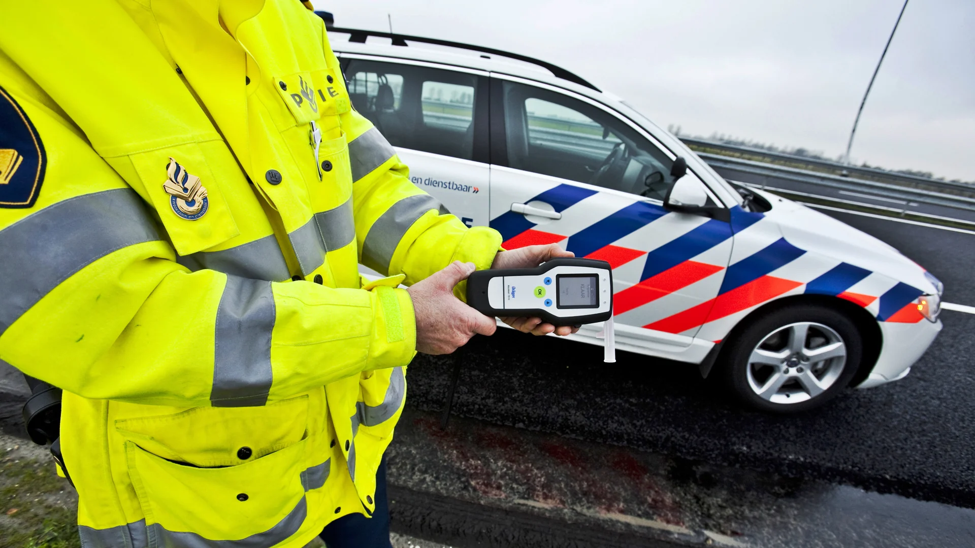 Stomdronken vrouw met zes kinderen in auto van snelweg gehaald