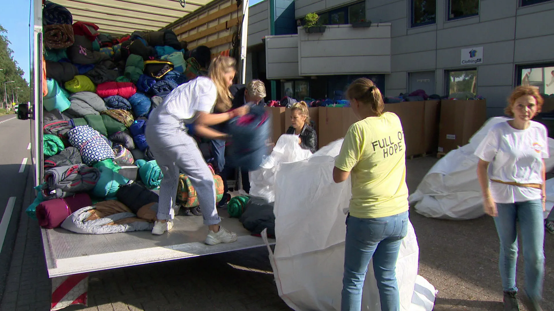 Binnen no-time vijftienduizend slaapzakken ingezameld voor vluchtelingen Moria: 'Dit geeft me gewoon hoop'