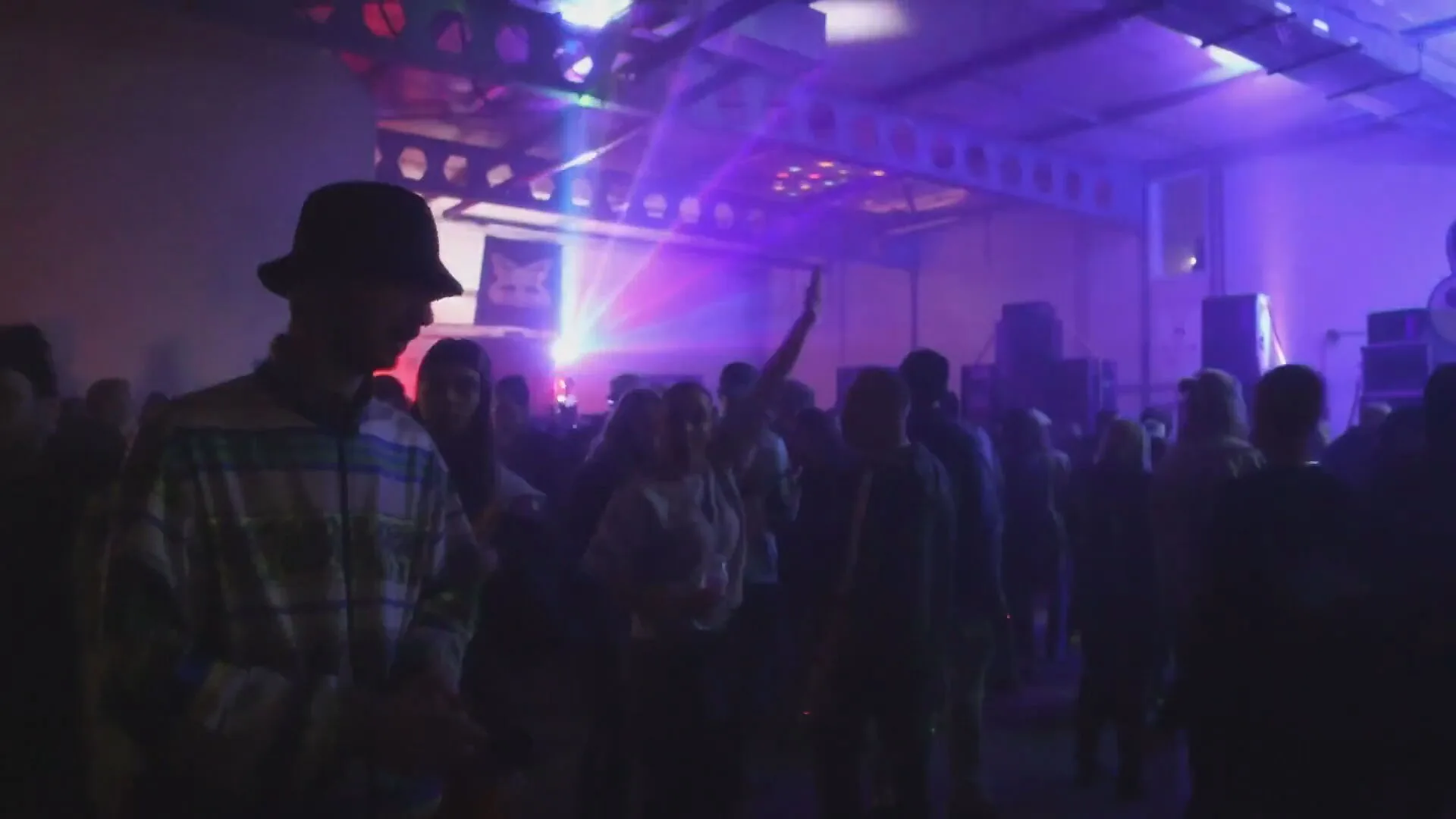 Politie grijpt in bij illegale rave in Ammerzoden: 'Hoe organiseren ze zoiets?'