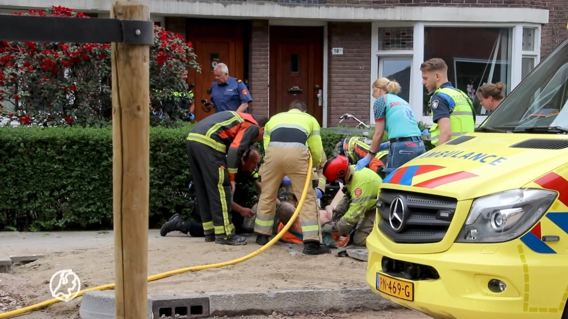 Nieuwsgierige ex-bewoner zakt tot middel in vers gestort beton: 'Als wij er niet waren, had hij het niet overleefd'