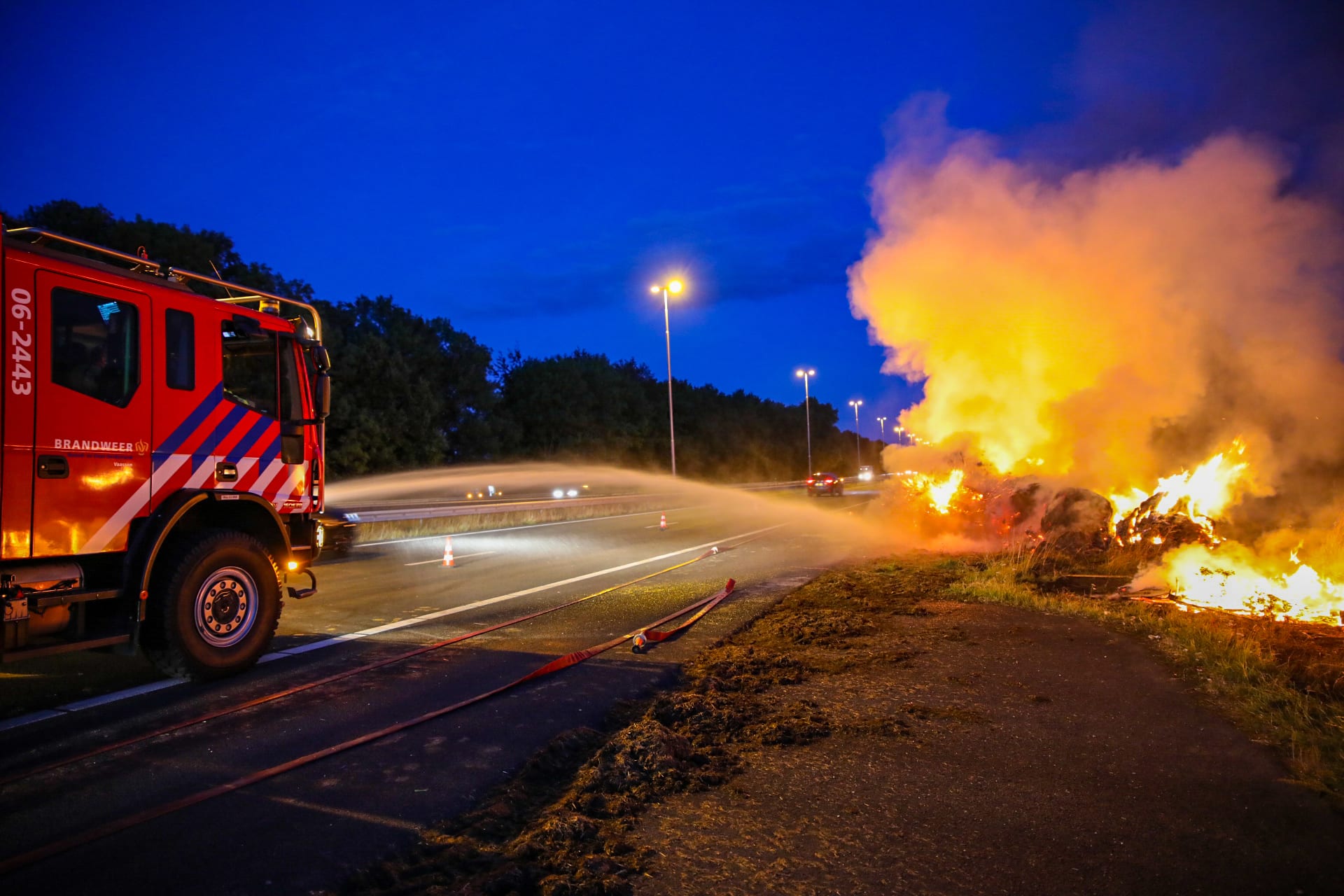 Boerenprotesten laaien weer op: langs meerdere snelwegen hooibalen in de brand 