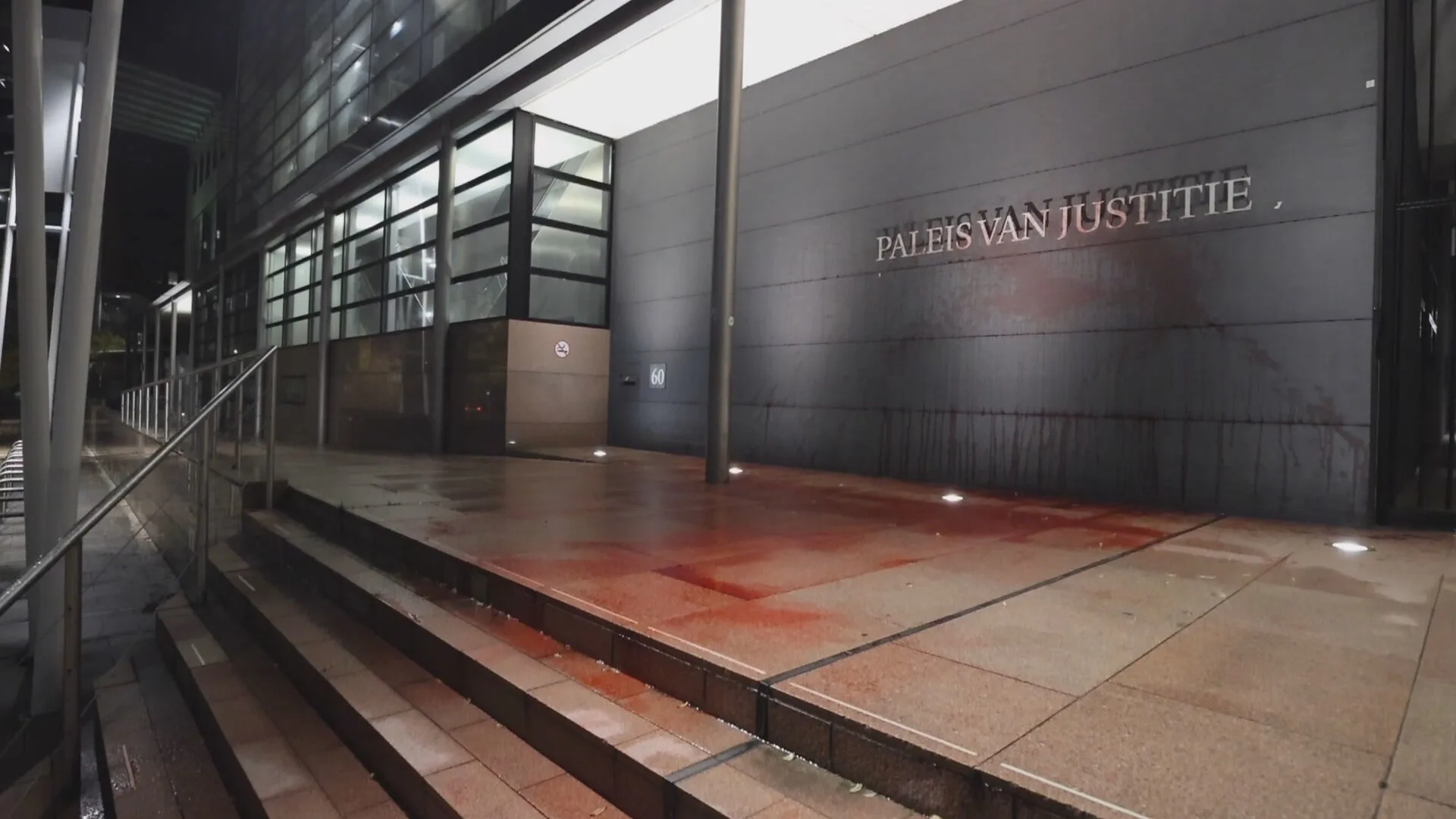 Bloedrode straten bij Haags Paleis van Justitie en Hofvijver na coronademonstratie