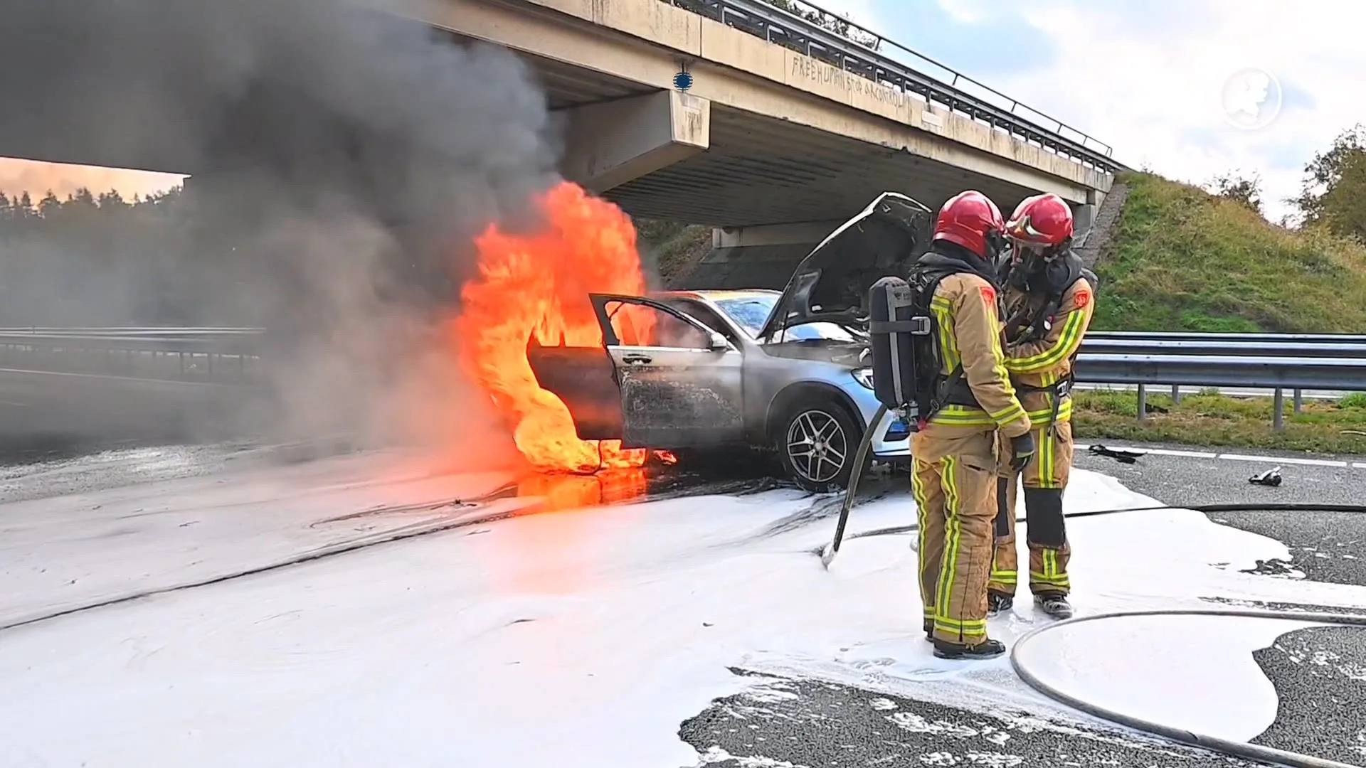 A2 bij Maarheeze dicht na groot ongeval met meerdere auto's in brand