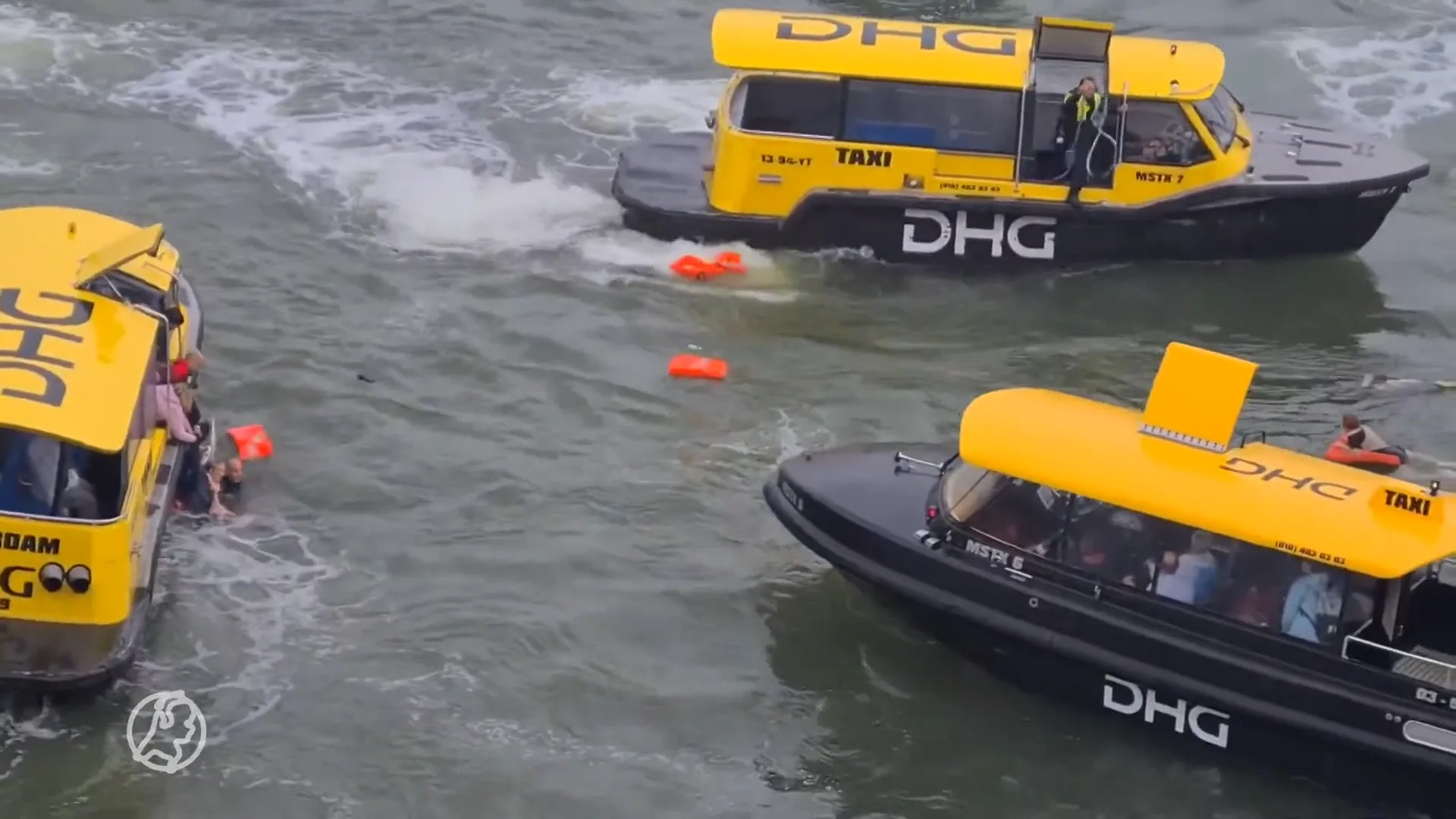 VIDEO: Passagiers gekapseisde watertaxi gered na minuten onder water