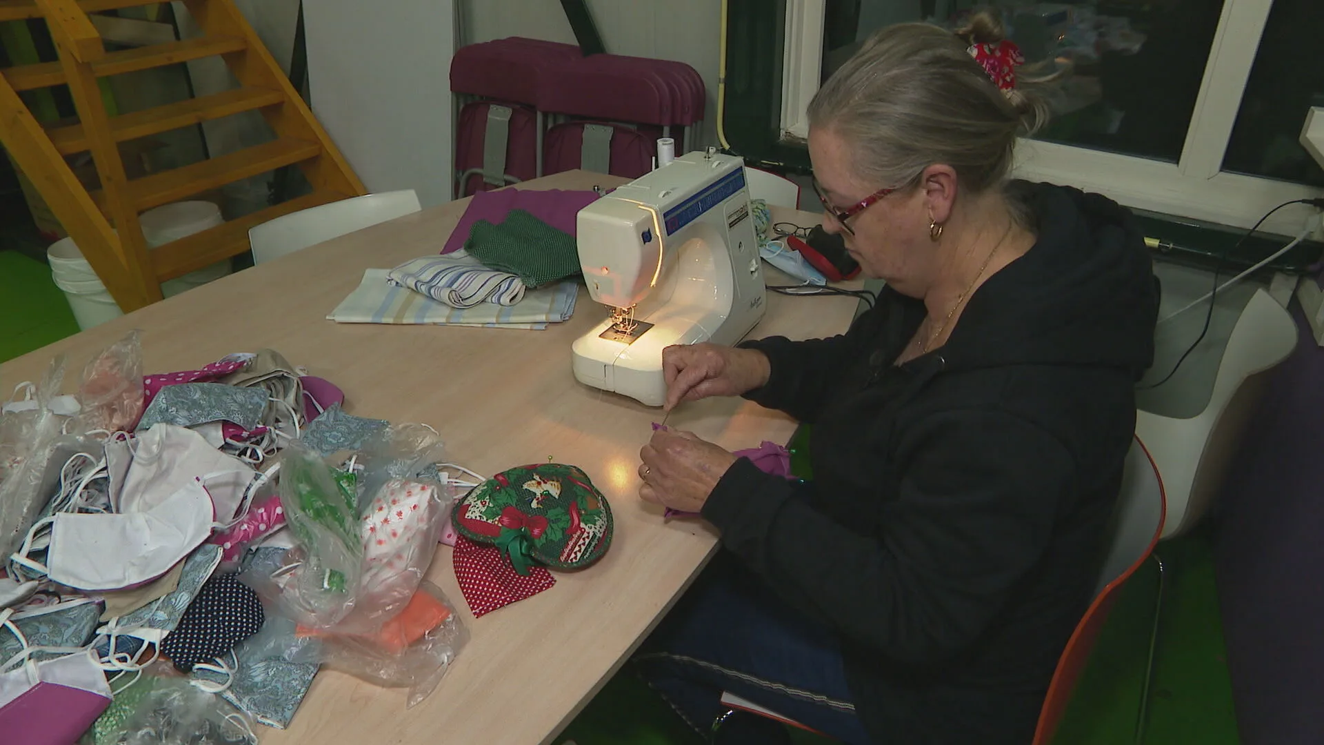 Raalte massaal aan het naaien geslagen om mondkapjes te maken voor minima