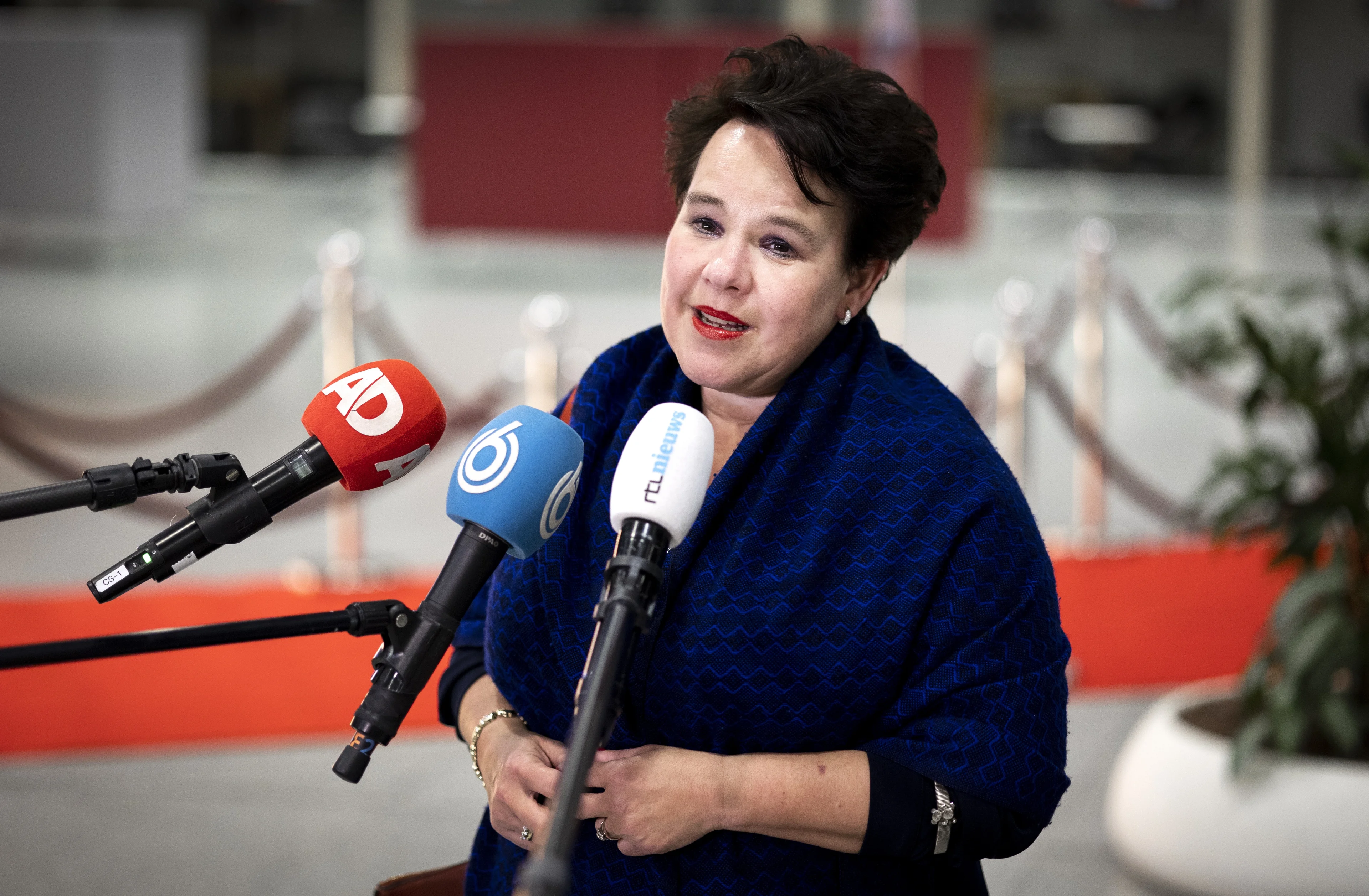 Na Wilders ook Sharon Dijksma geveld door ziekte in verkiezingsweek