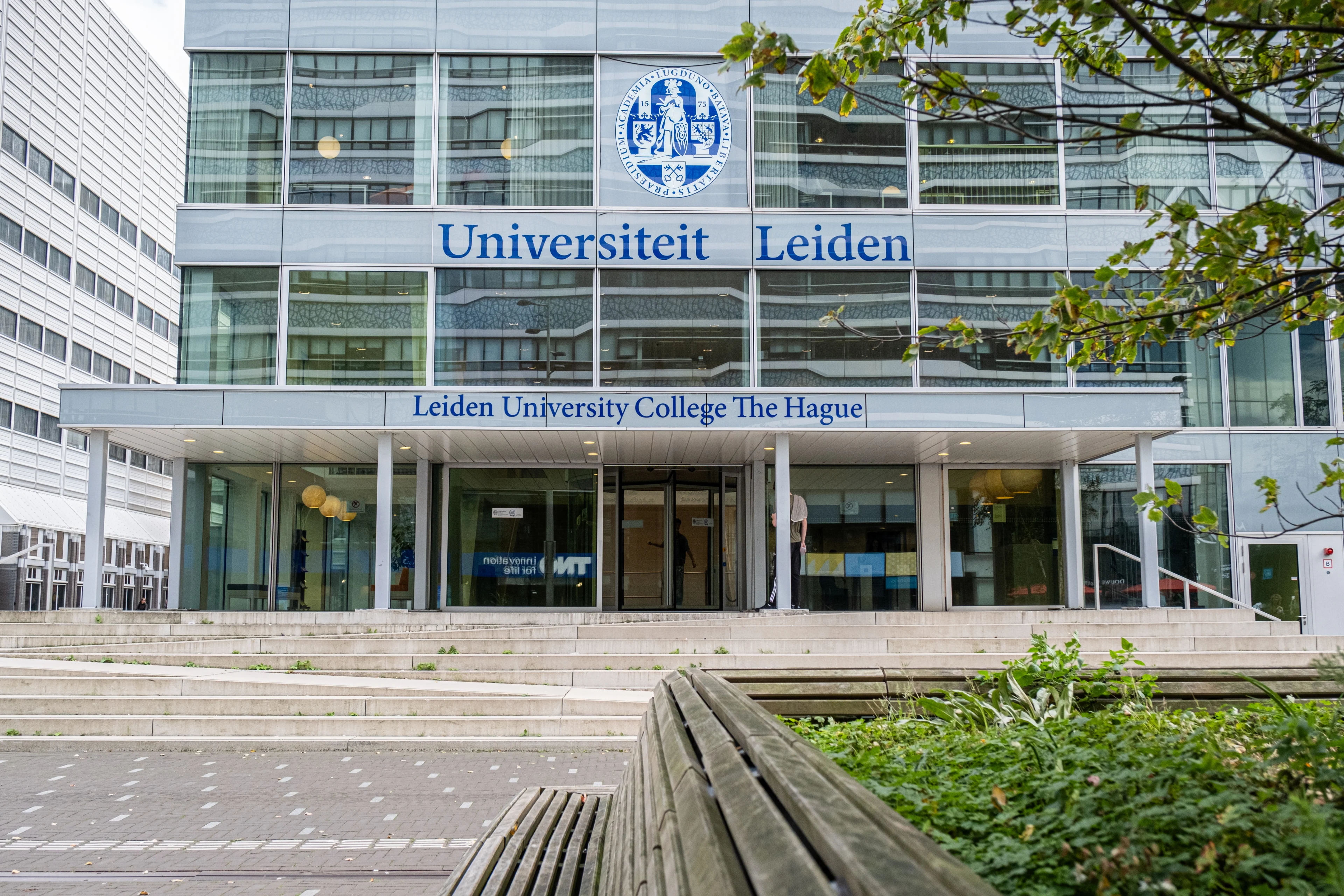 Gebouw Universiteit Leiden in Den Haag dicht om verhoogd veiligheidsrisico