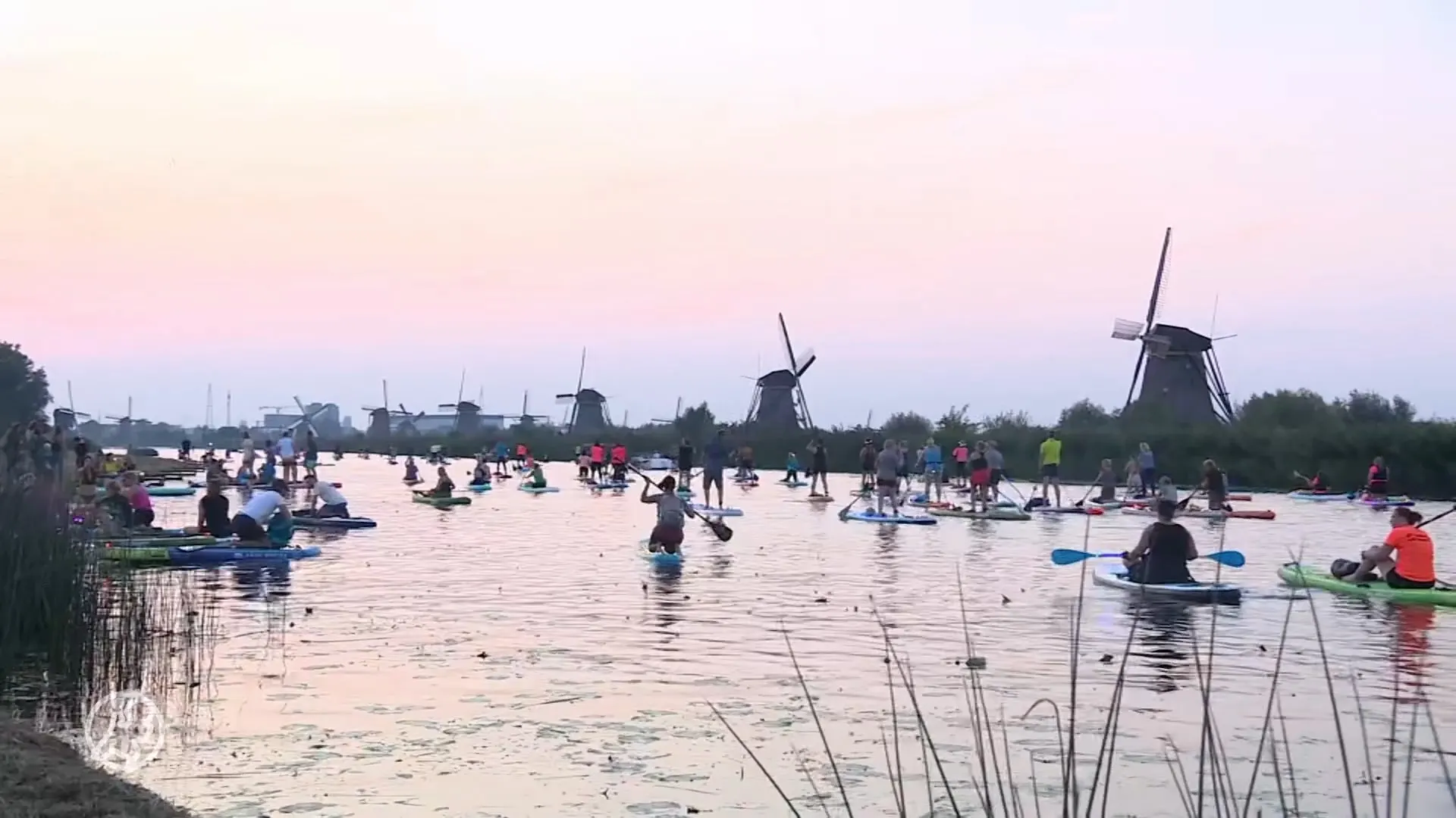 Honderden mensen suppen langs de molens in Kinderdijk