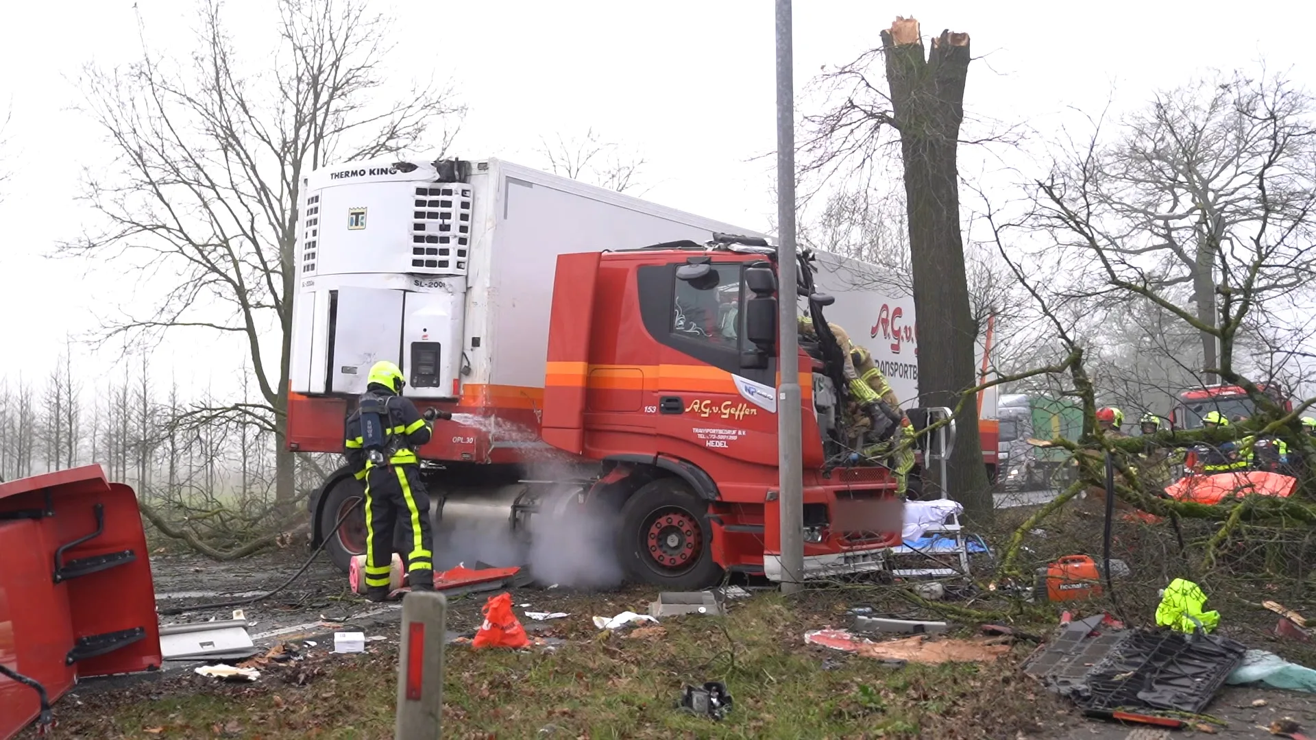 Truckchauffeur omgekomen door botsing tegen boom