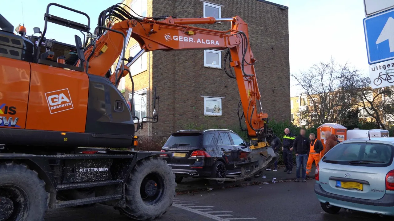 VIDEO: kraanmachinist Harm-Jesse schiet te hulp en bevrijdt onder auto bekneld kind (13)