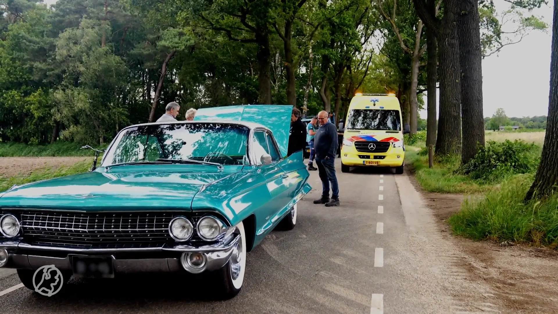 Fietser (84) overleden na botsing tegen oldtimer in Vlierden