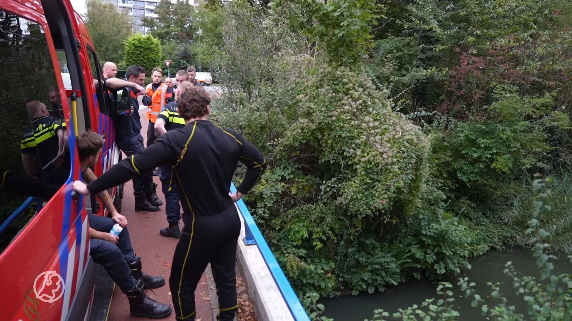 Vrouw valt meters naar beneden van viaduct en raakt ernstig gewond