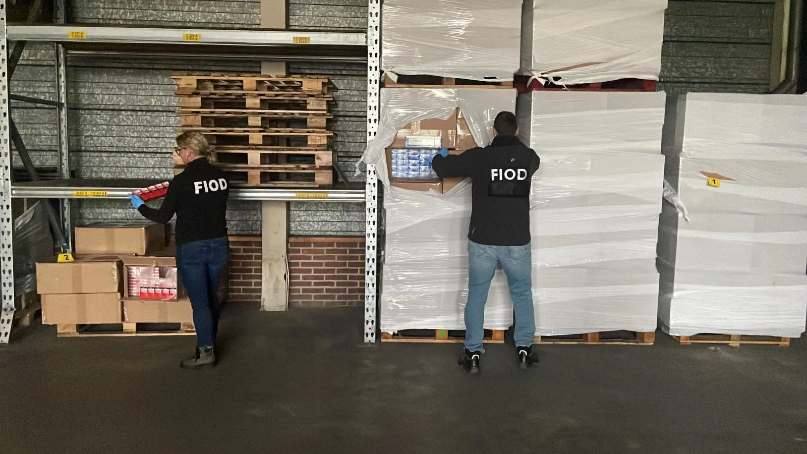 Dertig miljoen illegale sigaretten gevonden in loods bij grens met België