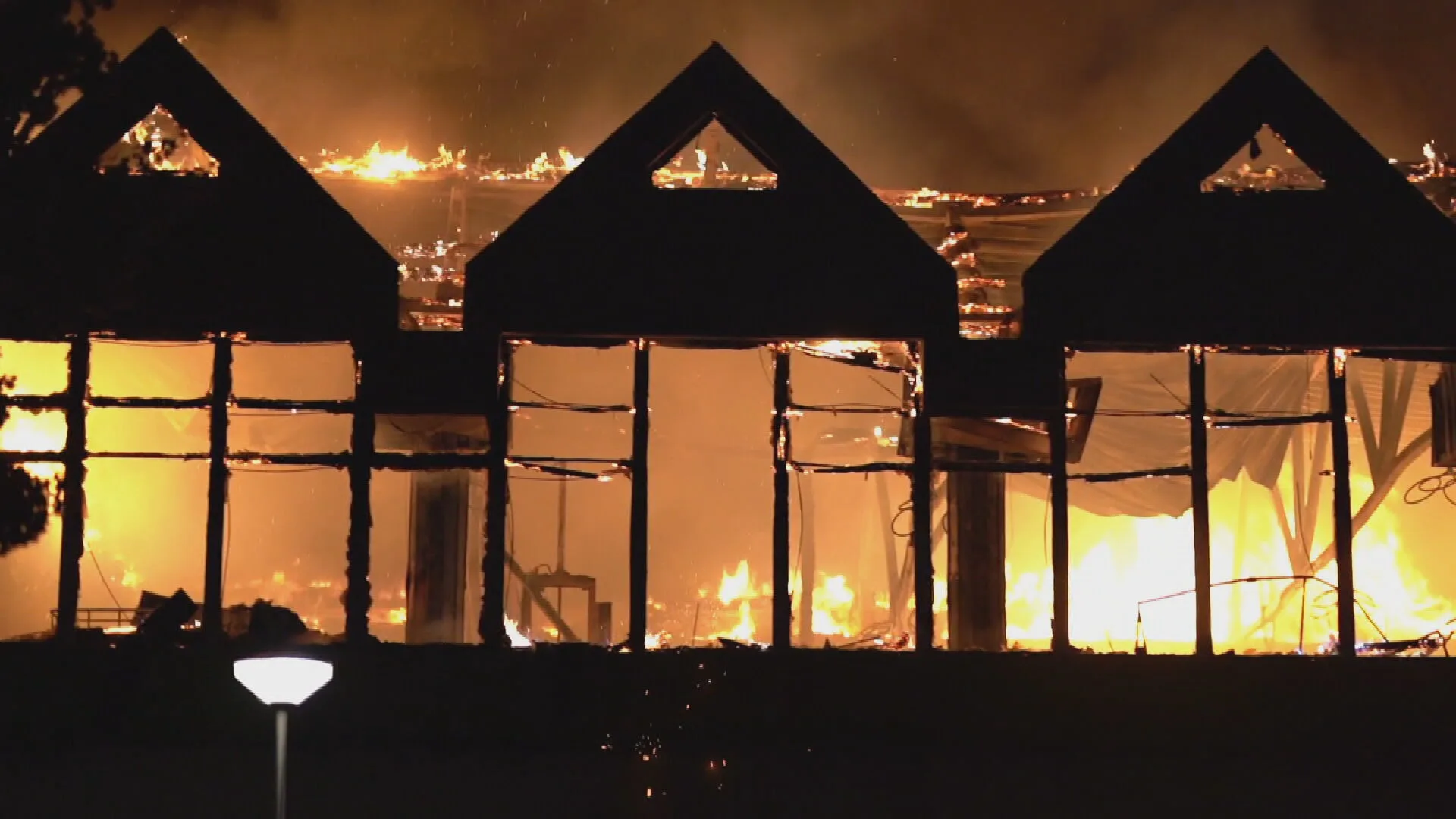 Grote brand in Middenbeemster zorgt voor rookoverlast tot in Amsterdam