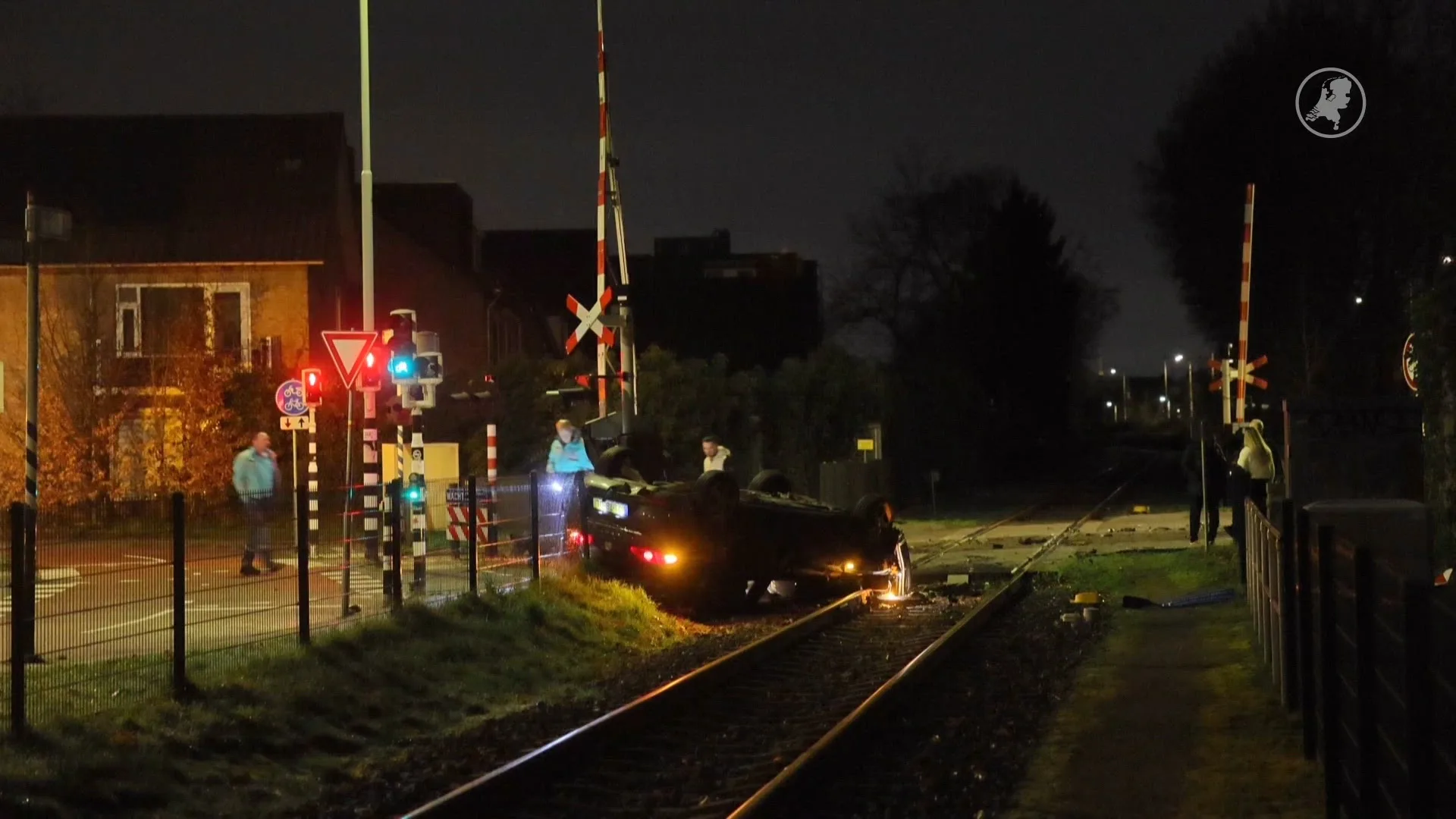 Auto belandt ondersteboven op spoorlijn, grootschalige zoekactie naar bestuurder in Amersfoort