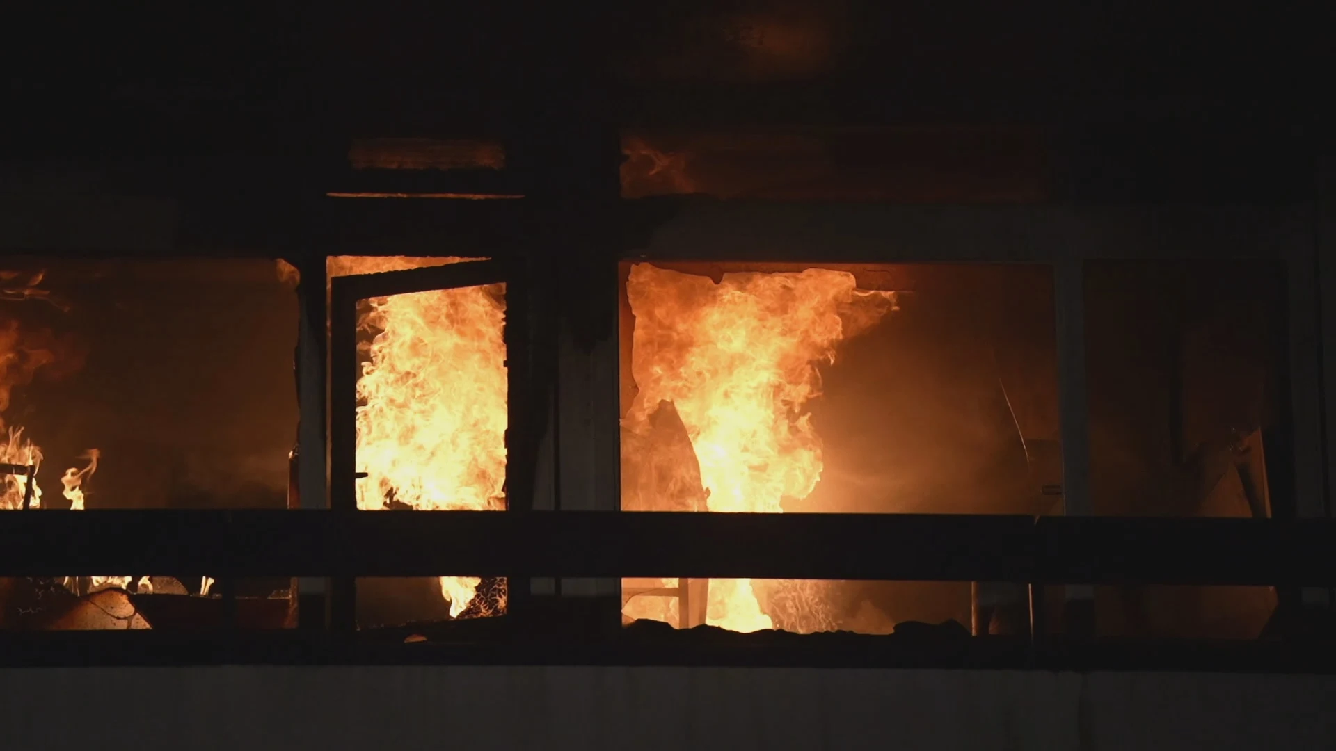 Vrouw overleden door felle woningbrand in flat Arnhem