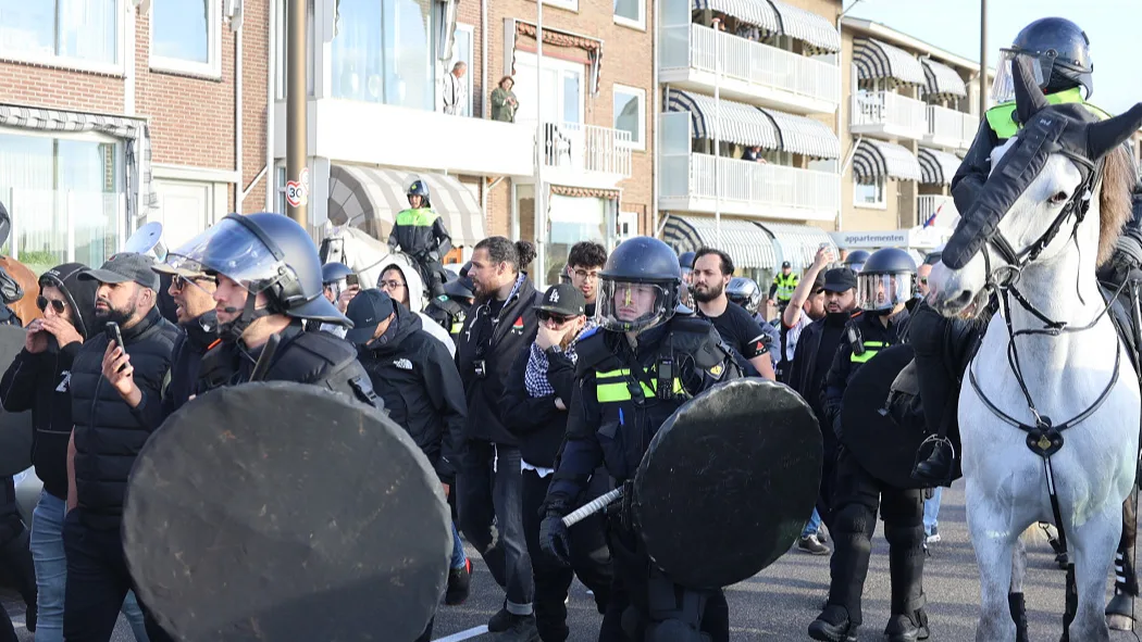 Noodbevel in Katwijk na rellen bij Israël-viering: politie grijpt hard in