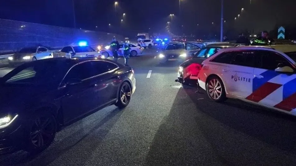 Man rijdt 200 km/u en ramt politieauto's tijdens achtervolging