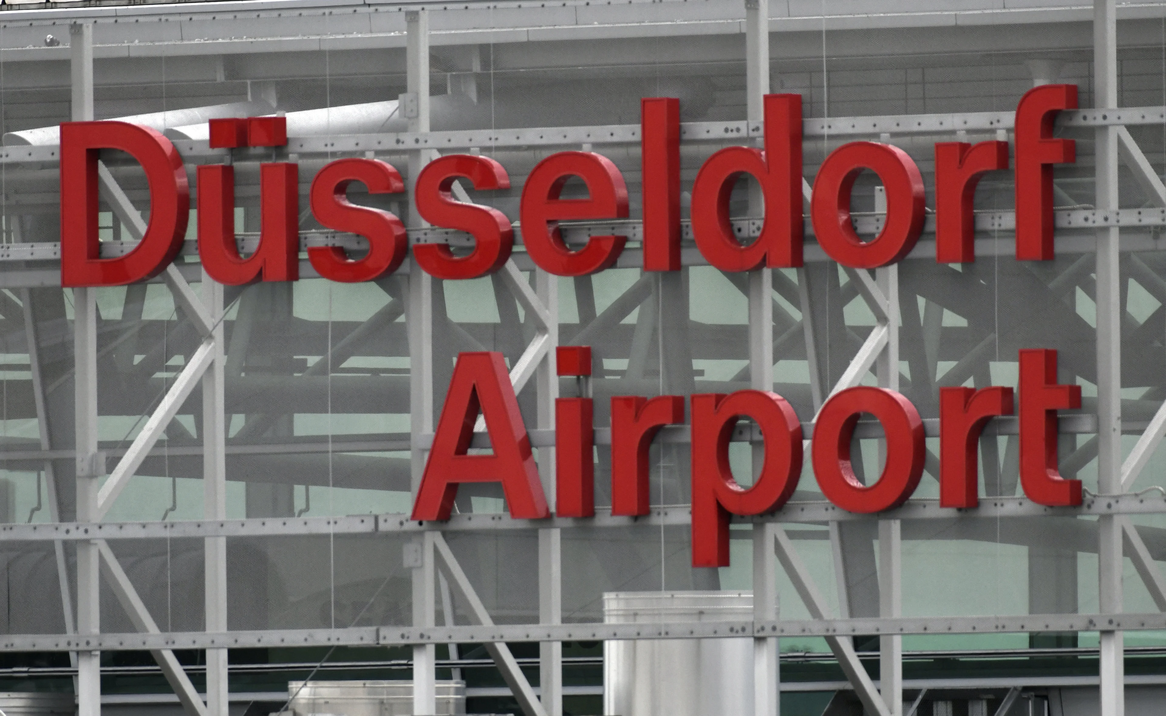 Dronken Nederlander (57) wil auto parkeren op landingsbaan vliegveld Düsseldorf