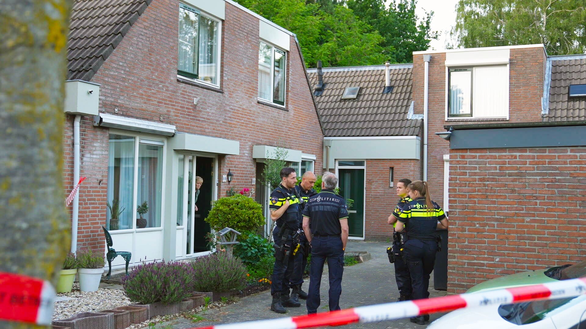 Buren in shock na vondst twee doden in woning Den Bosch: 'Er hing een vreselijke geur'