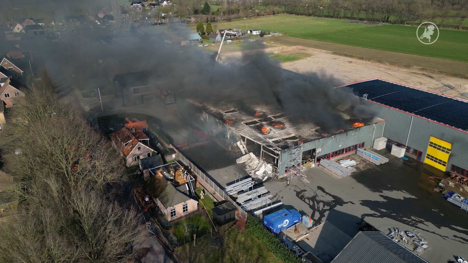 Grote brand in loods Sint Jansklooster, veel rookontwikkeling