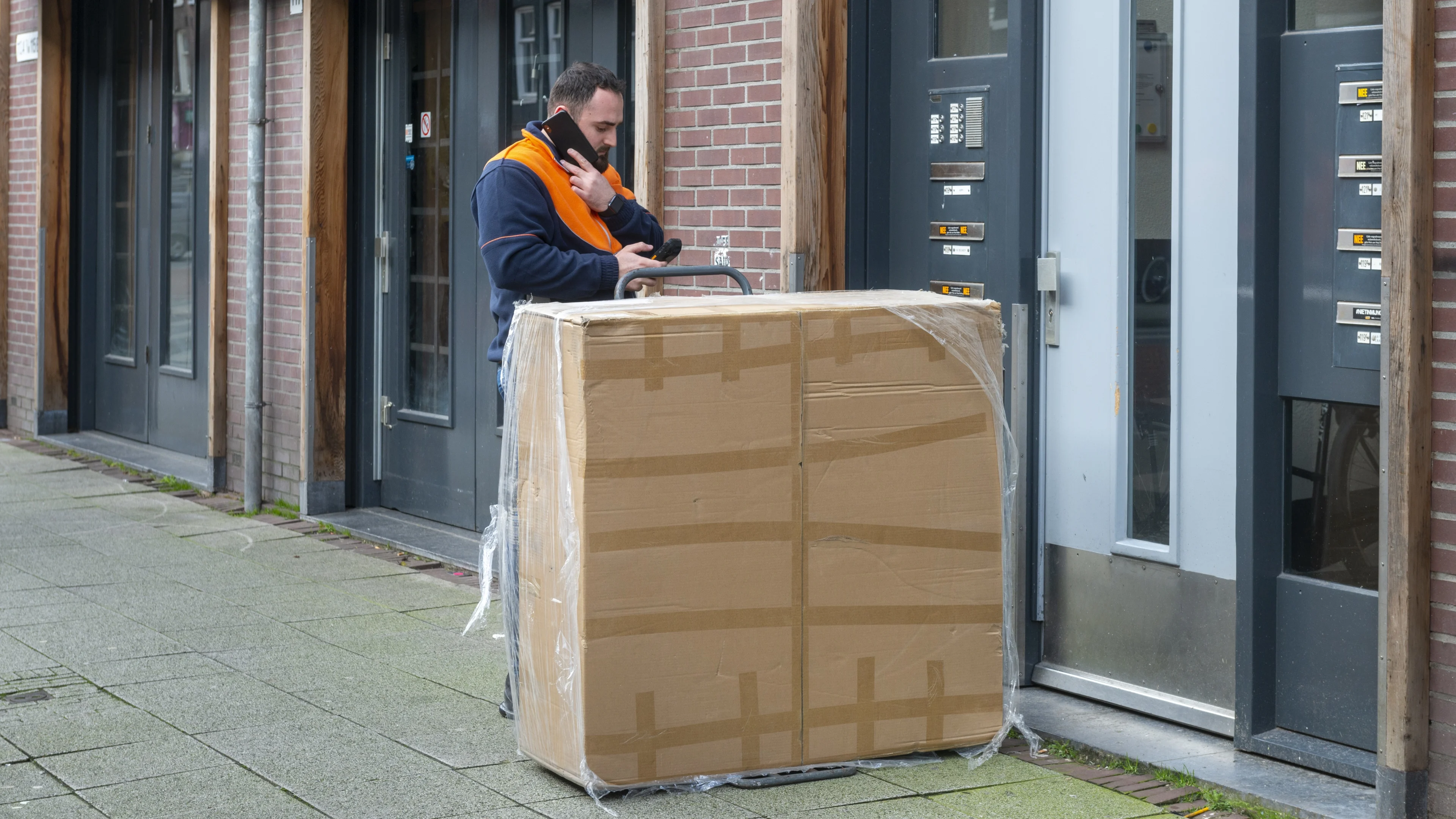 Man (33) uit Almere laat zichzelf in kartonnen doos bezorgen bij ex