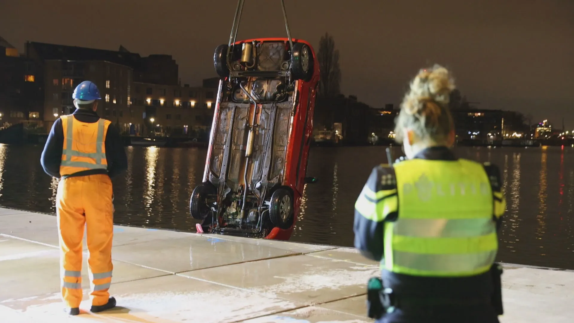 Man en vrouw in te water geraakte auto Amsterdam overleden
