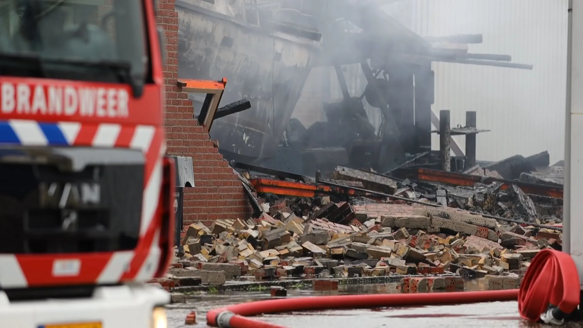 Brandweerlieden gewond en boten verwoest na brand bij watersportbedrijf Friesland