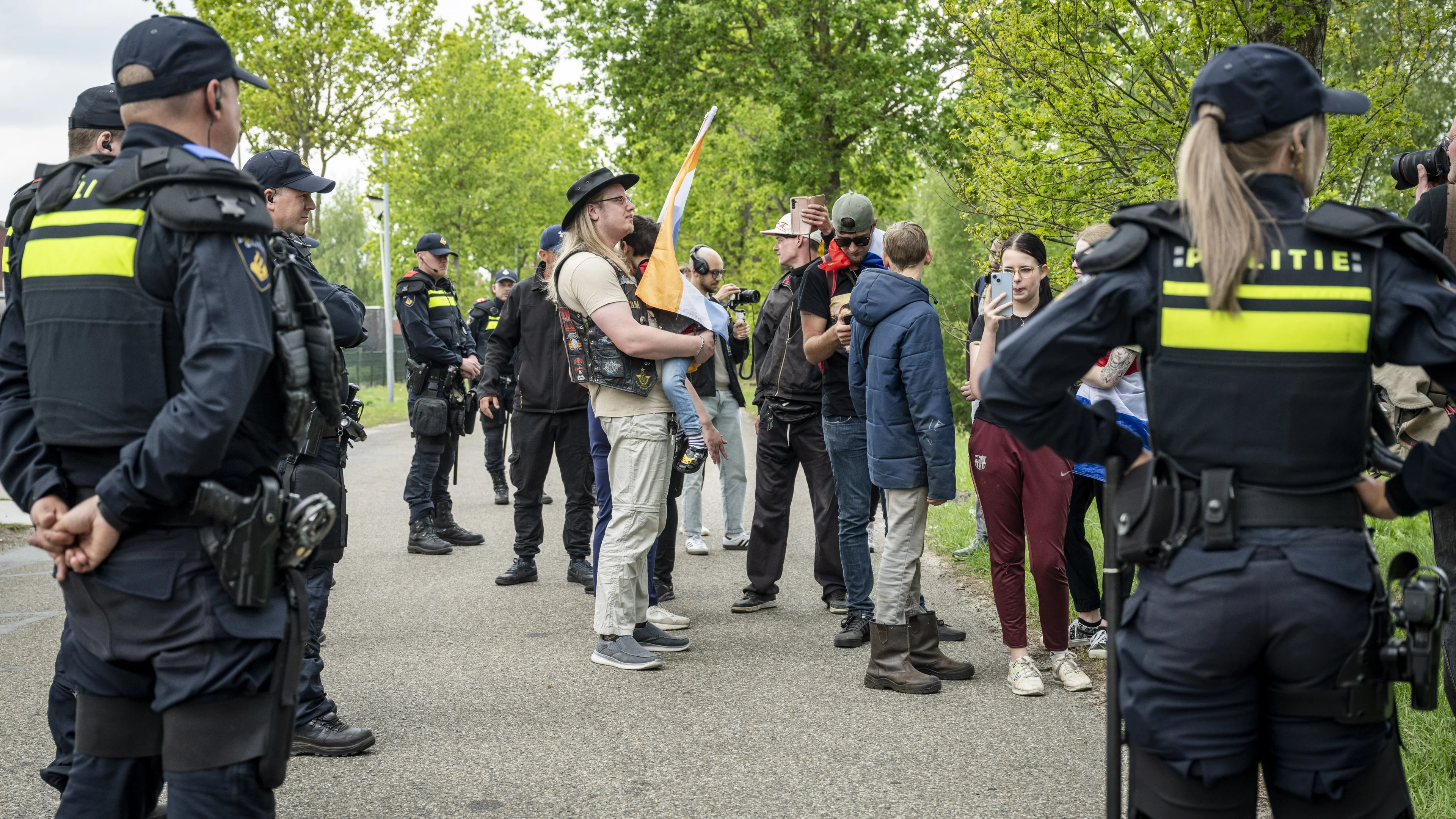 Politie maakt einde aan demonstratie bij aanmeldcentrum Ter Apel