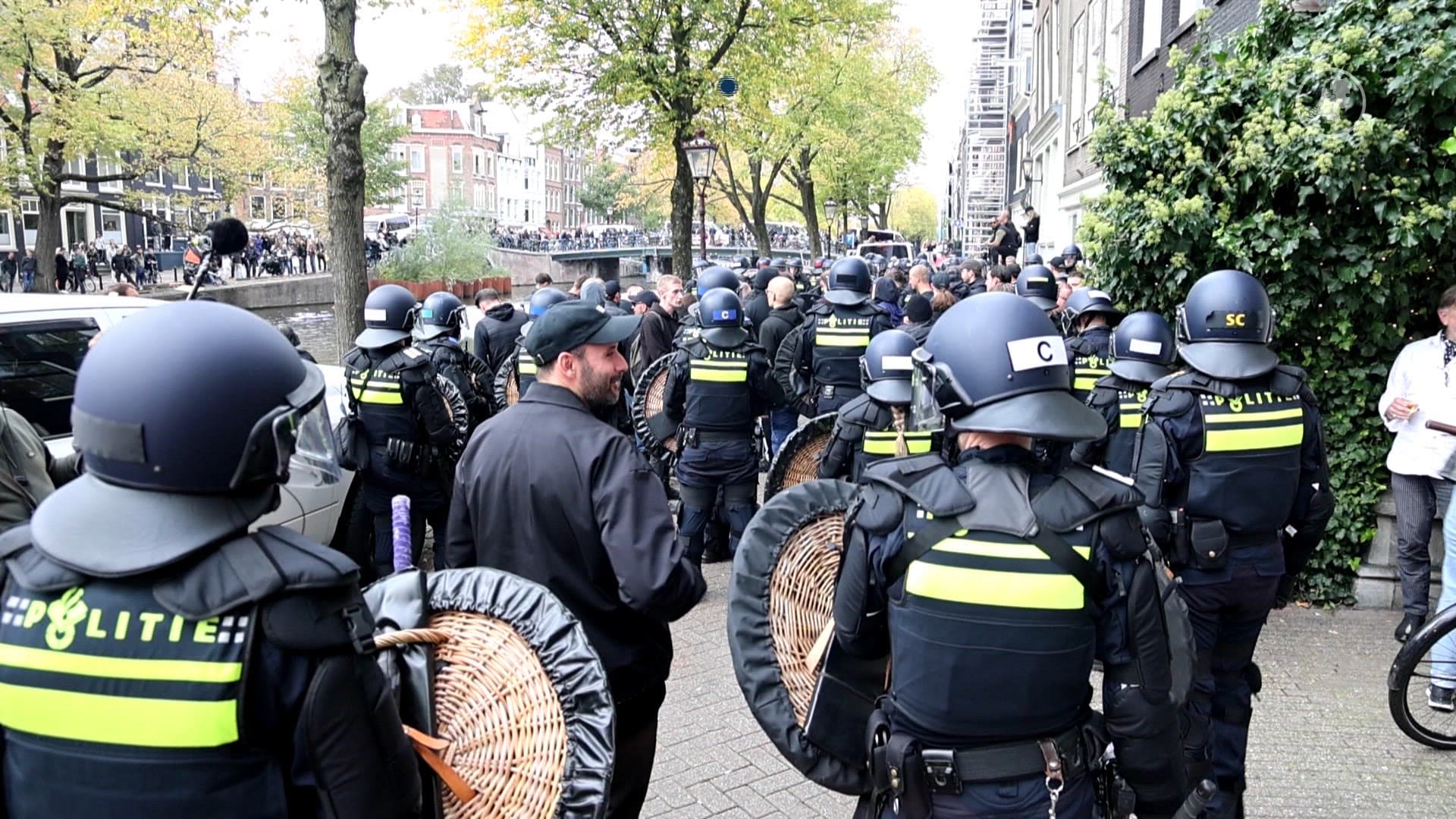 Demonstranten tegen immigratie trekken toch centrum Amsterdam in